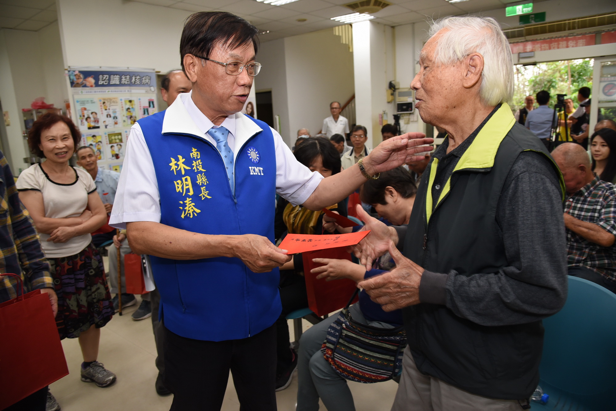 圖片-林縣長發放假牙補助 草屯長輩肯定感謝