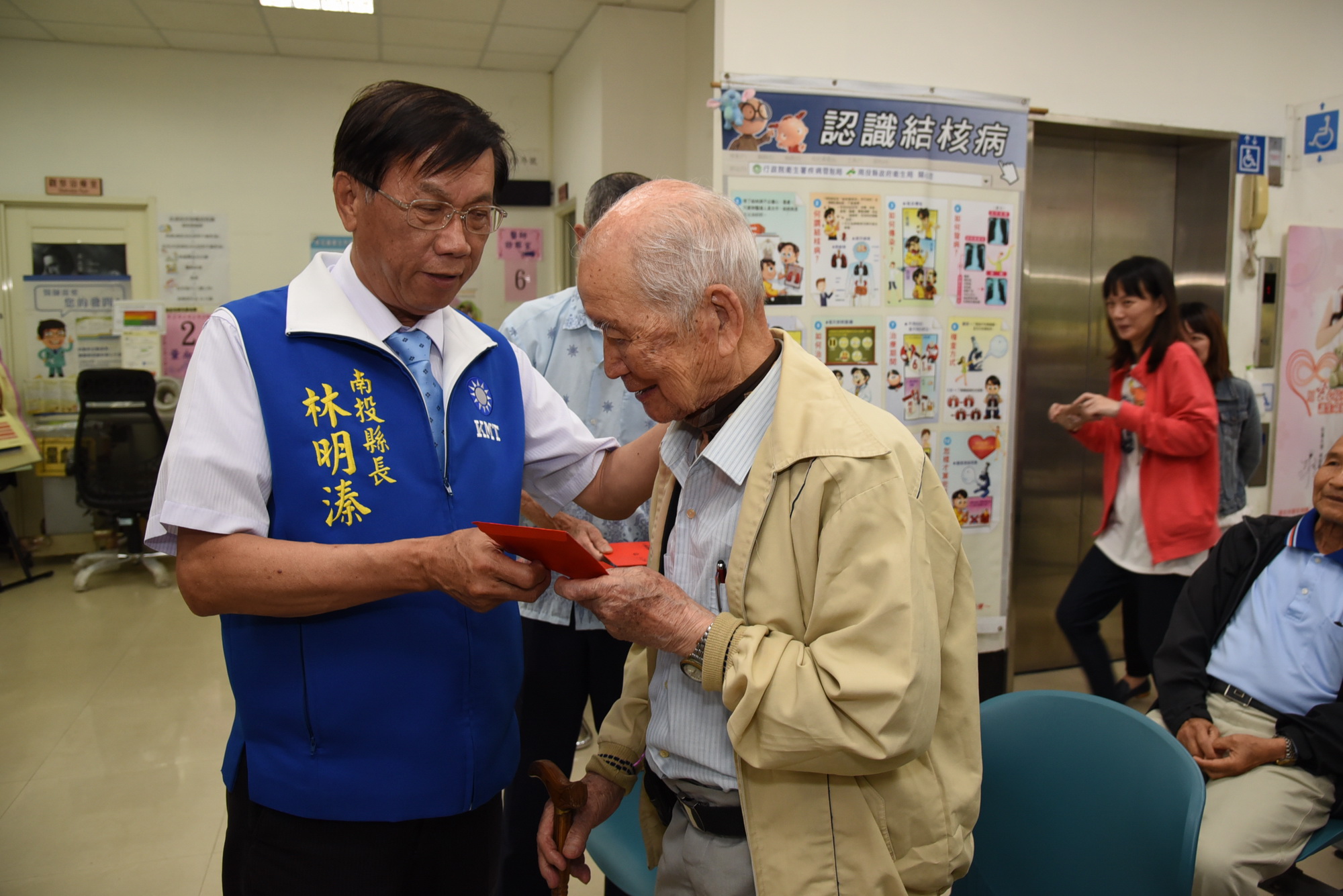 相關圖片1-林縣長發放假牙補助 草屯長輩肯定感謝