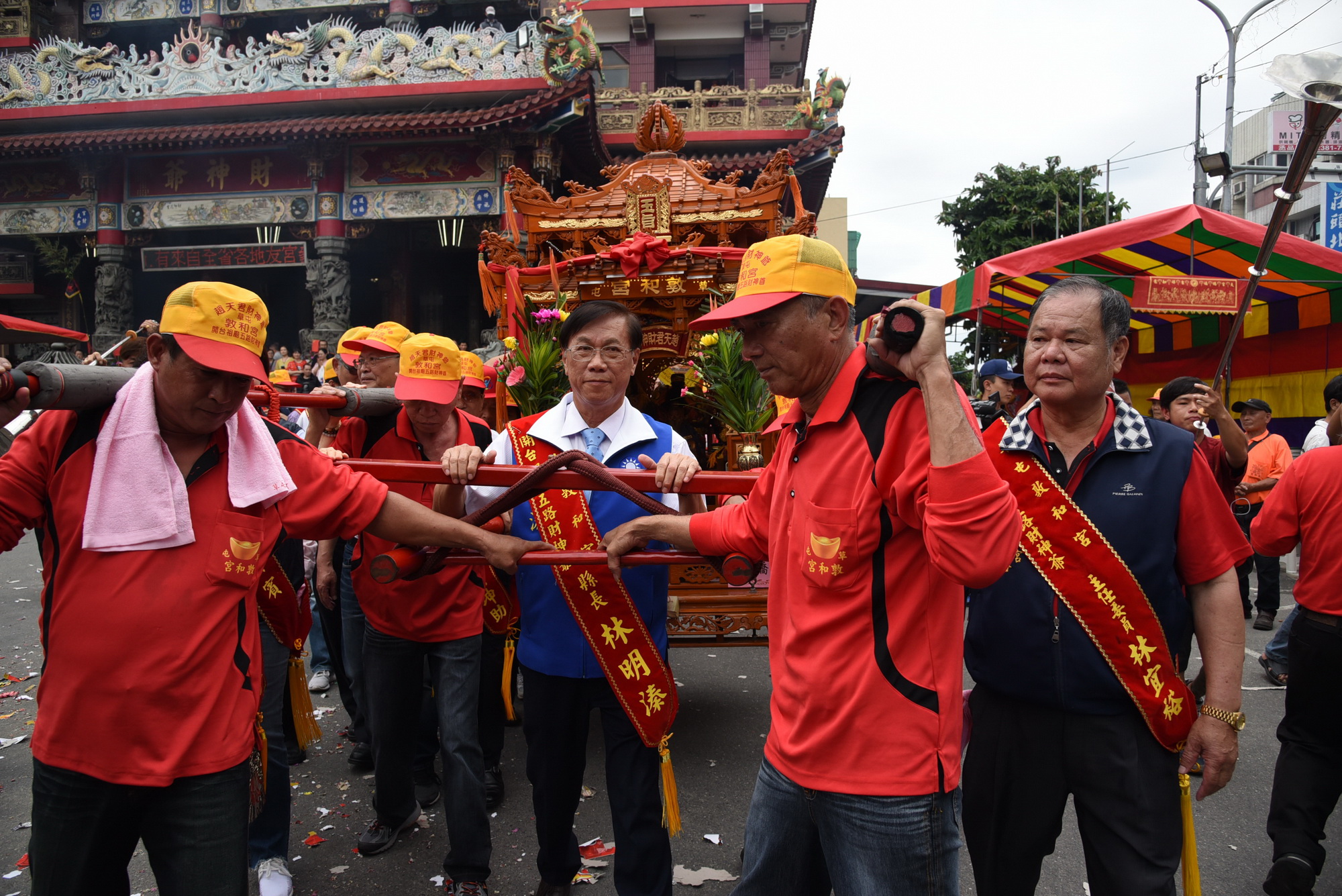 圖片-敦和宮財神爺聖誕繞境  林縣長點炮扶轎祈福