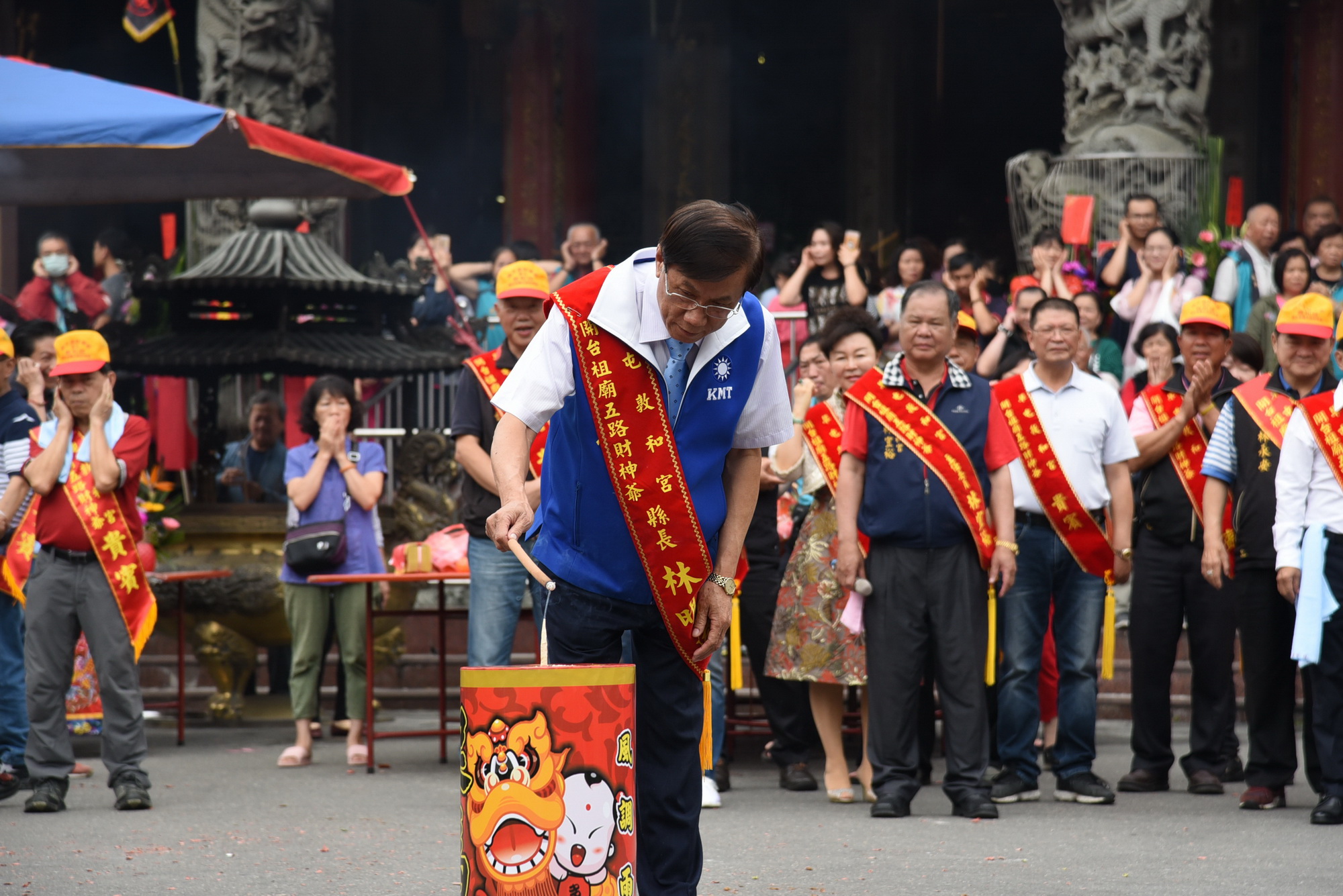 相關圖片1-敦和宮財神爺聖誕繞境  林縣長點炮扶轎祈福