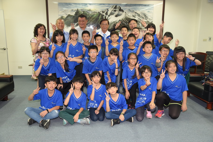 圖片-國小學童參訪縣府 林縣長親自導覽期勉勤學孝悌勤運動