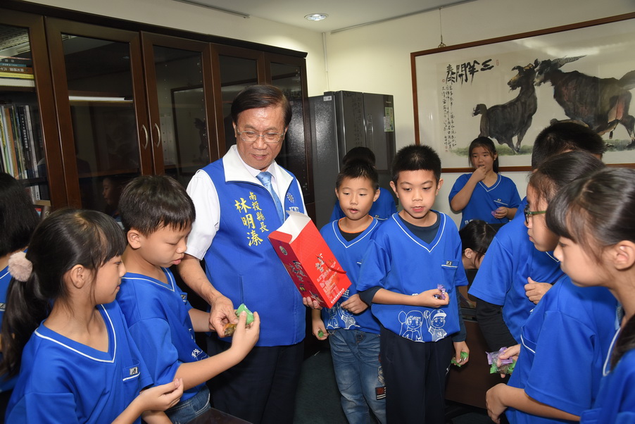 相關圖片2-國小學童參訪縣府 林縣長親自導覽期勉勤學孝悌勤運動