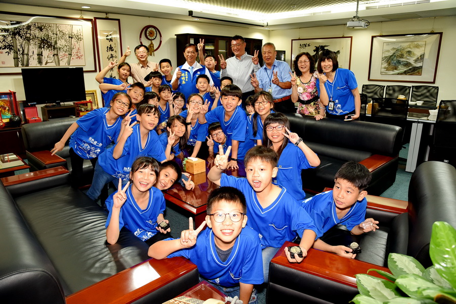 相關圖片4-國小學童參訪縣府 林縣長親自導覽期勉勤學孝悌勤運動