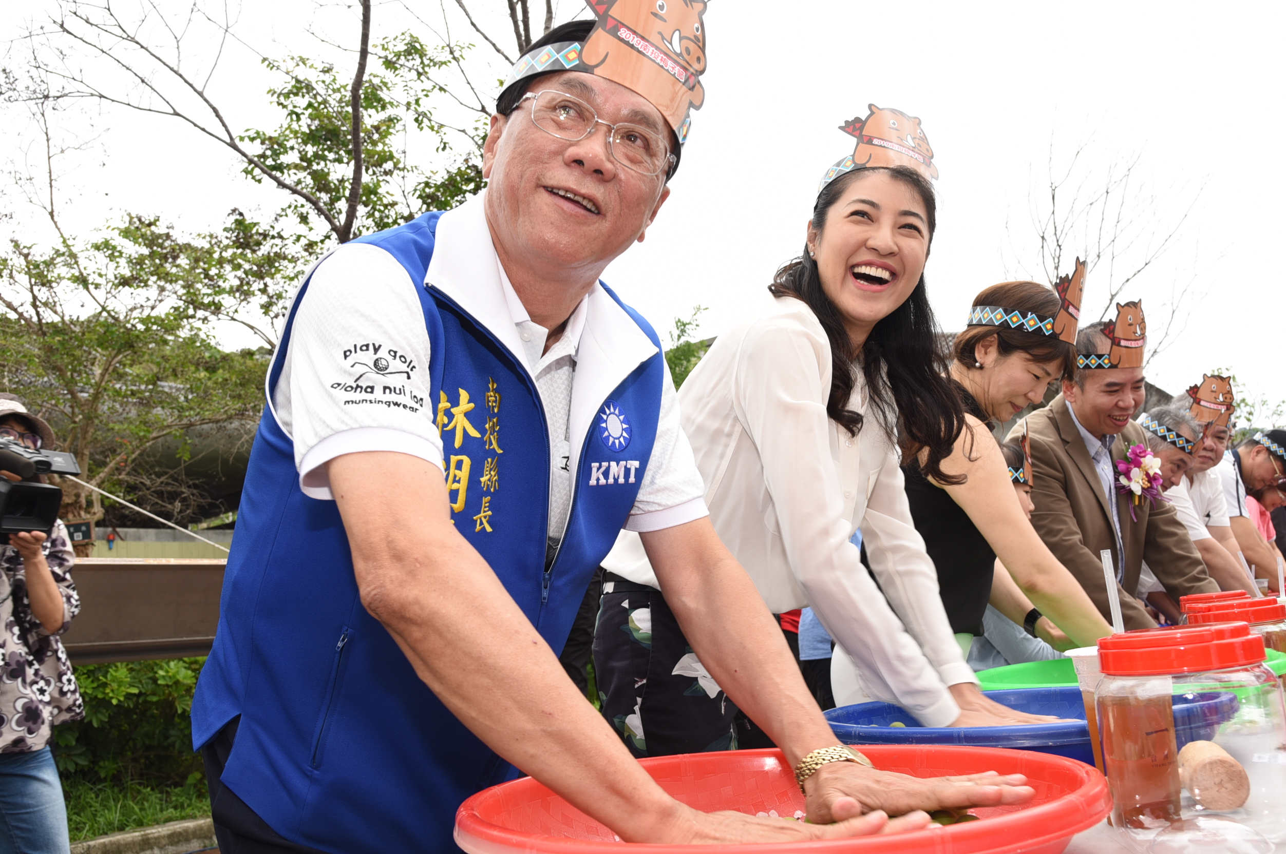 相關圖片1-南投梅子節的第一次    國道休息站五百人製梅   廠商下五萬公斤訂單