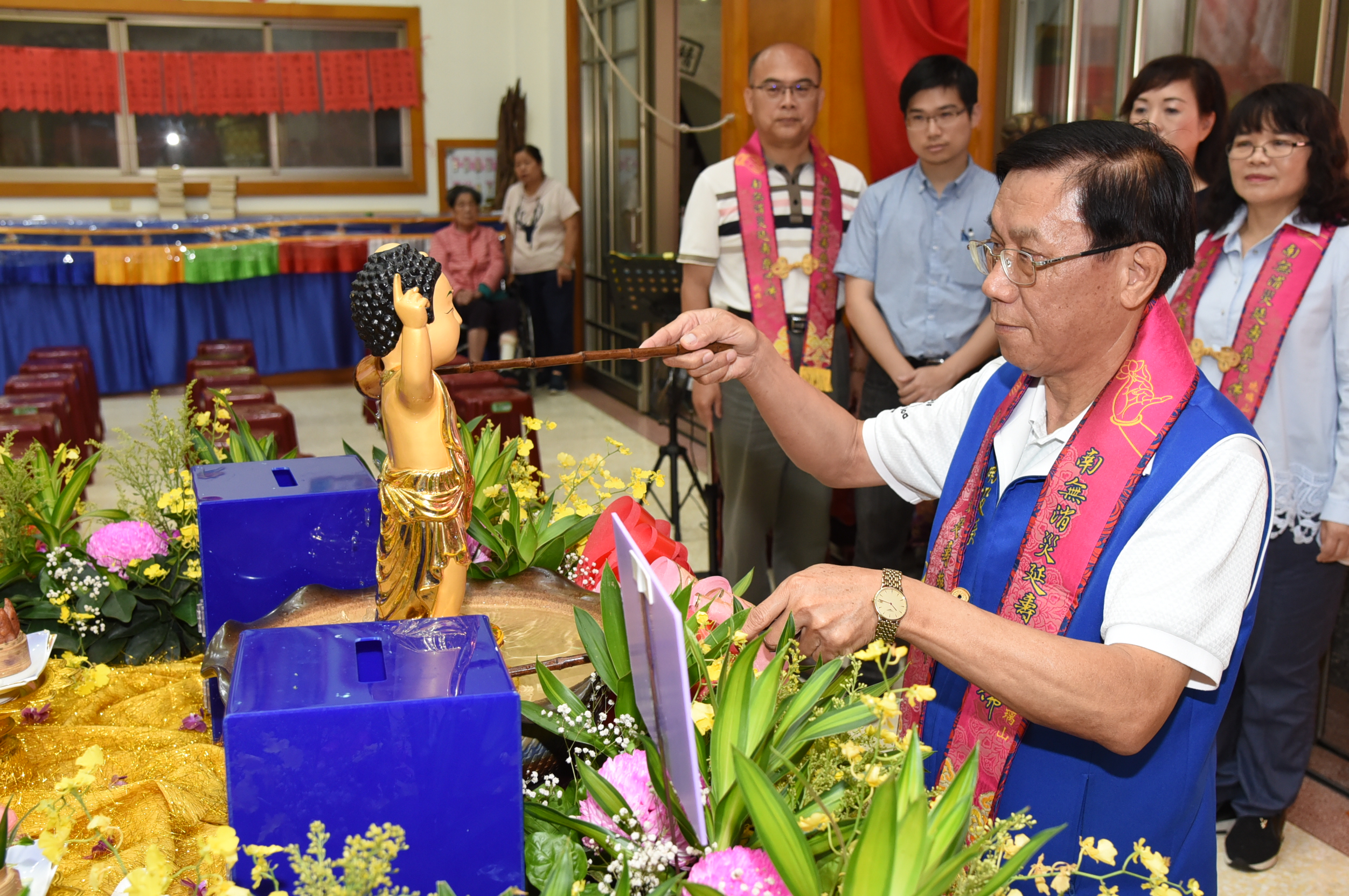 圖片-佛誕節林明溱縣長浴佛  祈求國泰民安