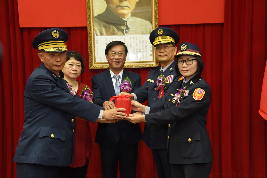 圖片-南投等7警分局分局長交接 林縣長勉治安維穩縣民安心