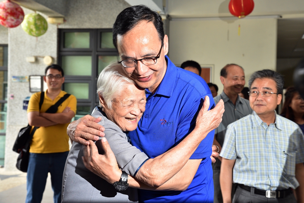 相關圖片3-林縣長陪同朱立倫下鄉關心南投觀光發展