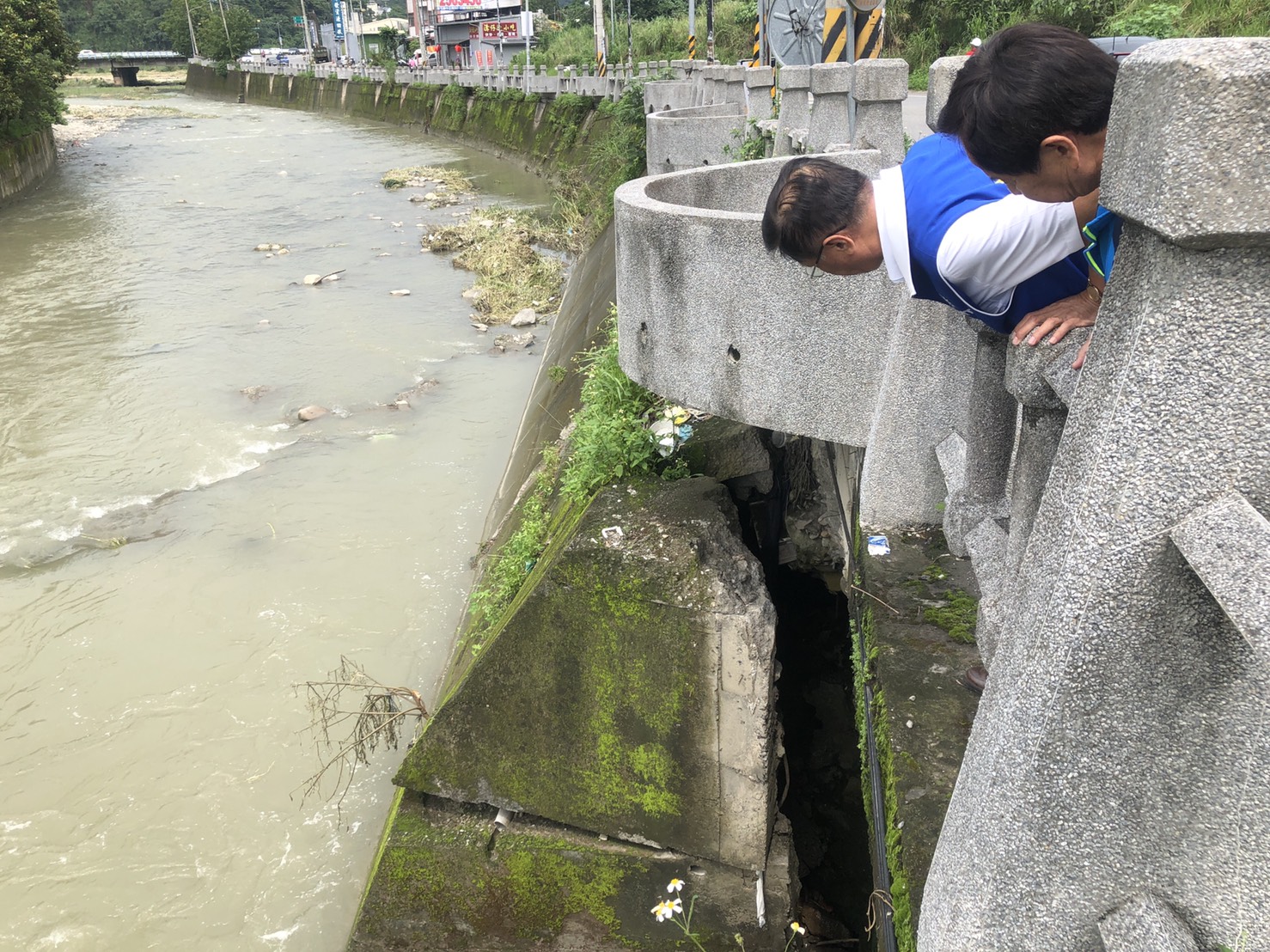 圖片-南投豪雨路基掏空　林縣長會勘簽准災修