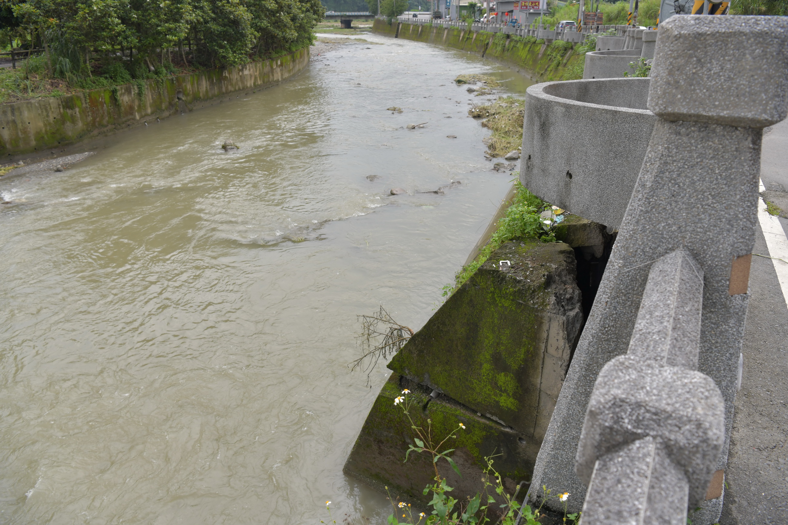 相關圖片2-南投豪雨路基掏空　林縣長會勘簽准災修