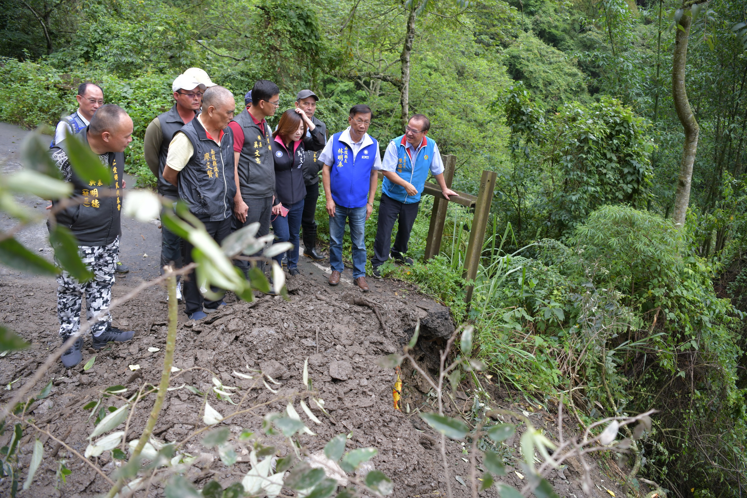 圖片-林縣長會勘投71線災情　釘鋼軌樁避免惡化