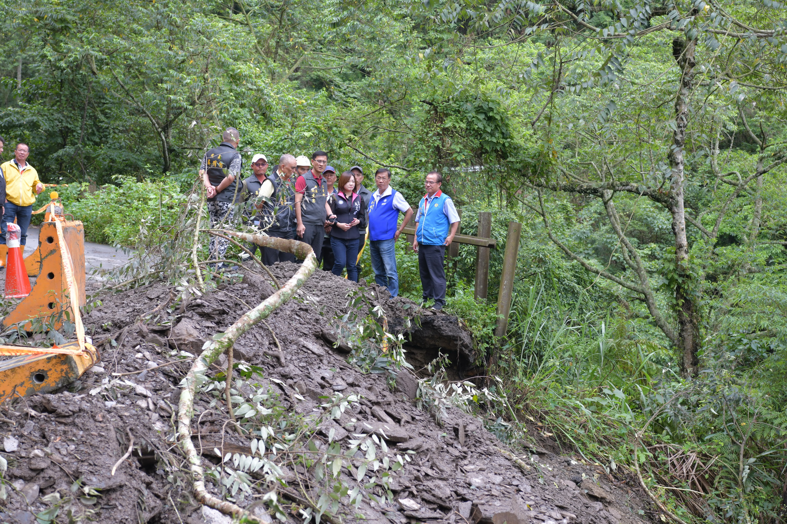 相關圖片1-林縣長會勘投71線災情　釘鋼軌樁避免惡化