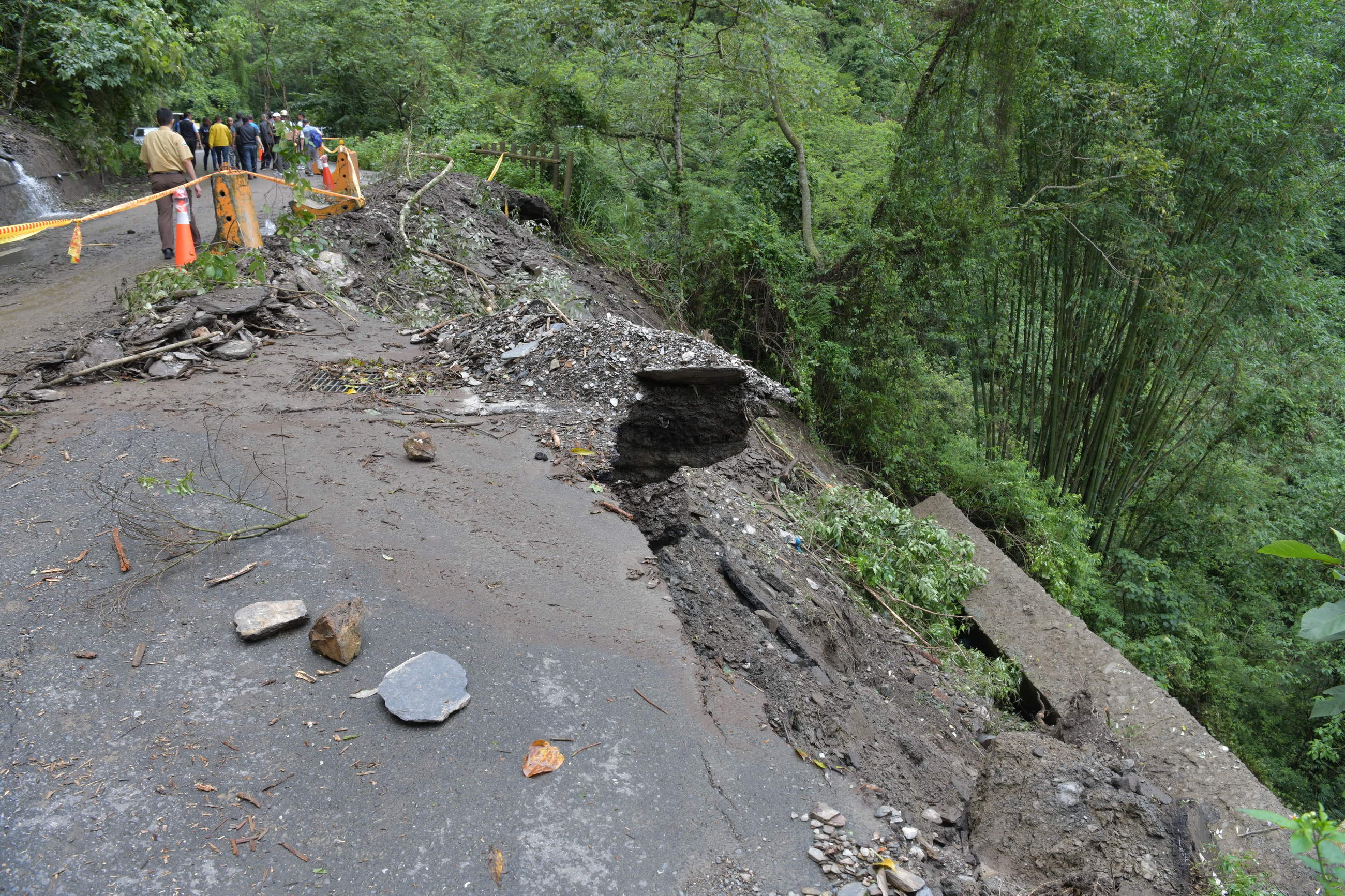 相關圖片2-林縣長會勘投71線災情　釘鋼軌樁避免惡化