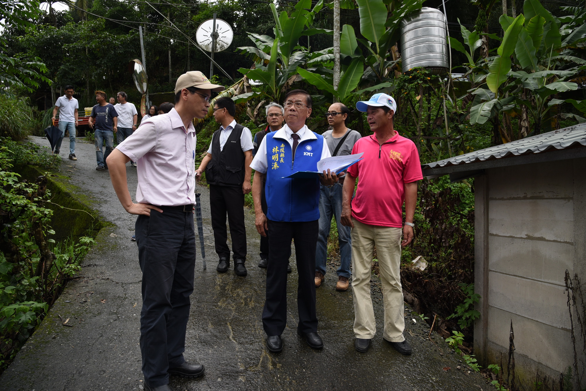 相關圖片2-林縣長會勘農路改善工程