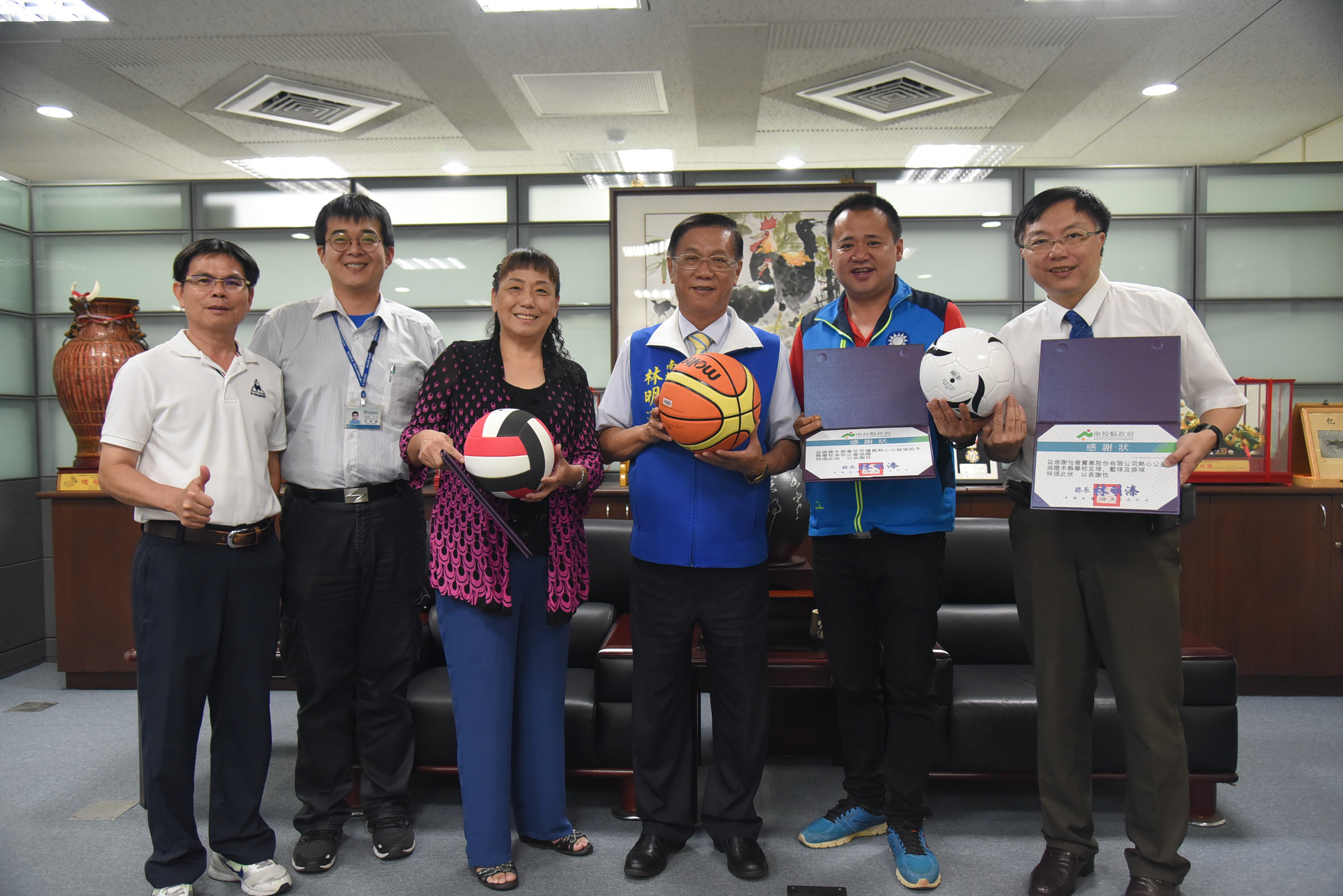 圖片-怡晉實業捐贈球類 林縣長頒發感謝狀