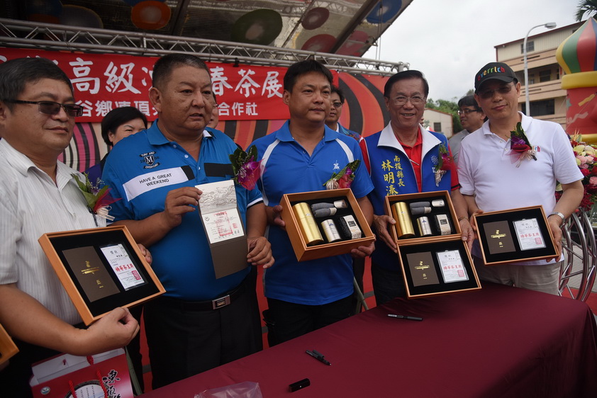 相關圖片4-鹿谷地區春茶賽頒獎 延溪公路湧車潮