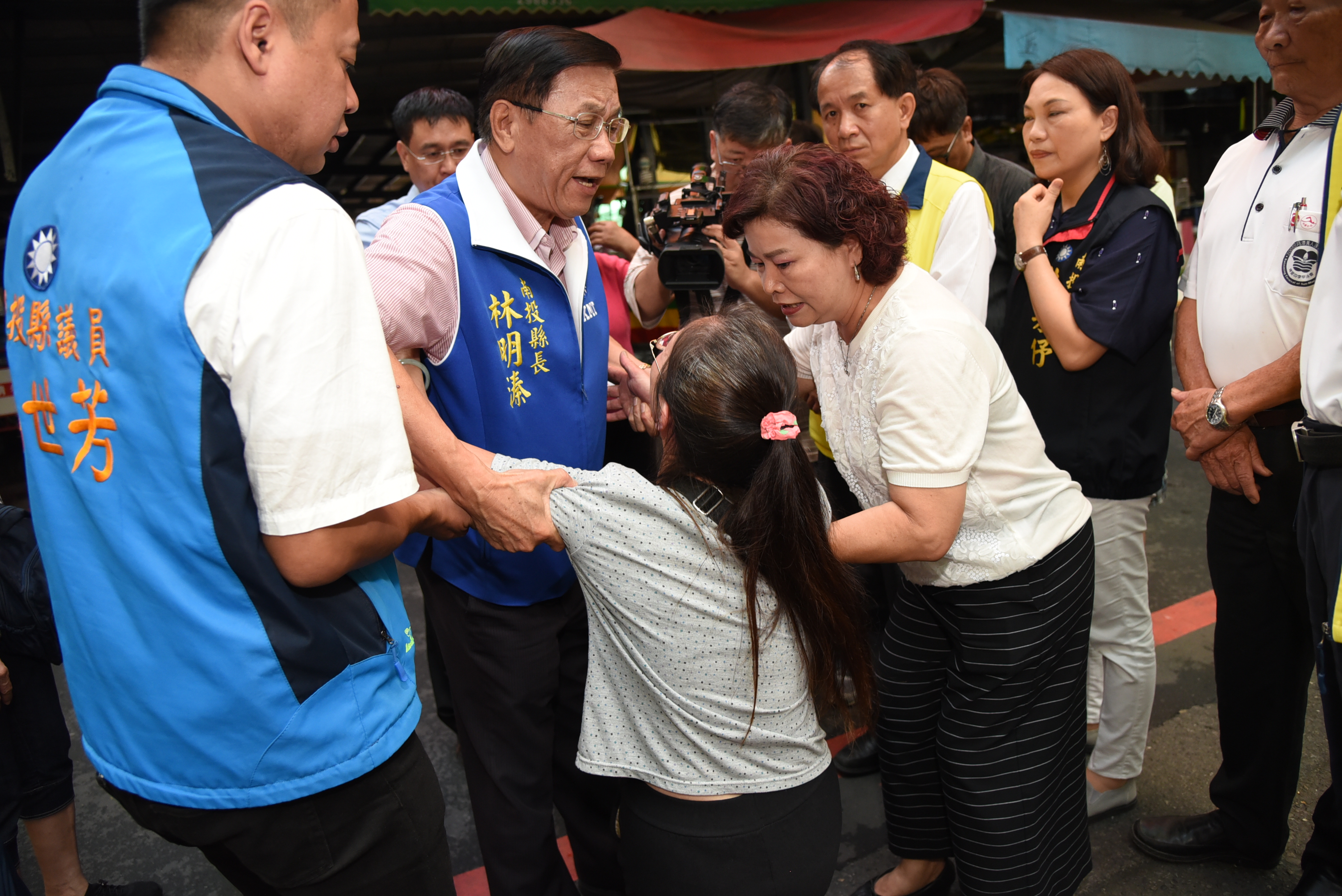 相關圖片1-埔里鎮第三市場大火   林明溱縣長前往關心