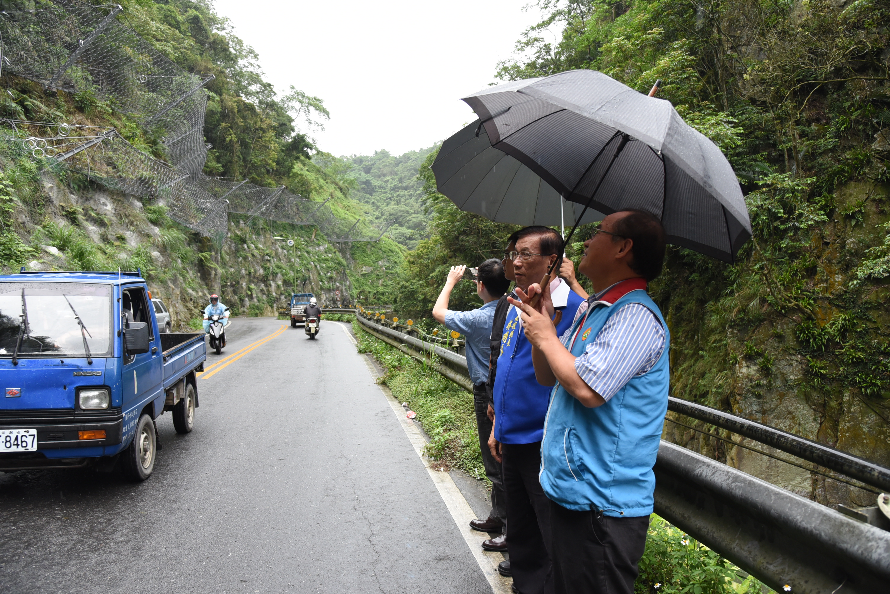 圖片-投131線落石攔截網      成功攔住落石