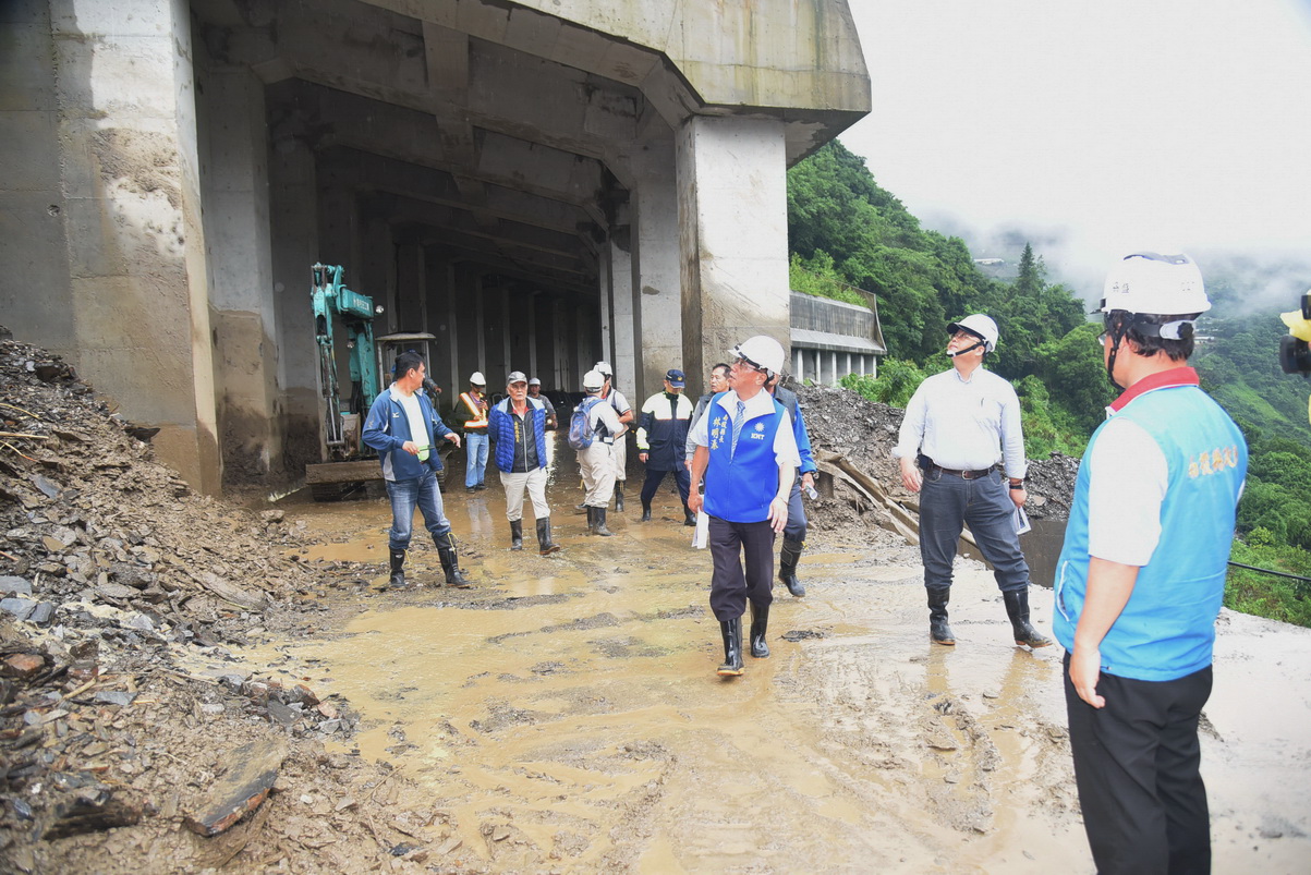 相關圖片1-林縣長會勘投85線指示延長都達明隧道改善坍方影響交通