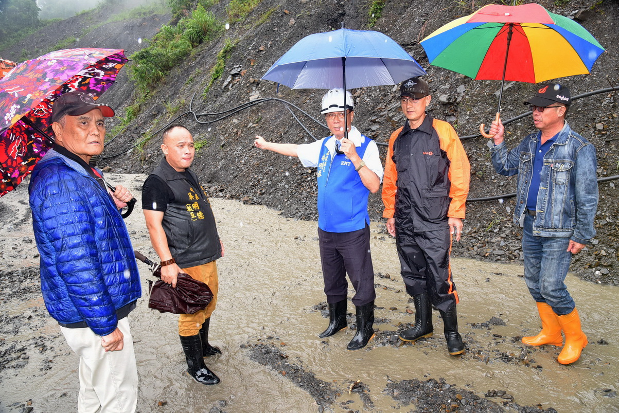 相關圖片2-林縣長會勘投85線指示延長都達明隧道改善坍方影響交通