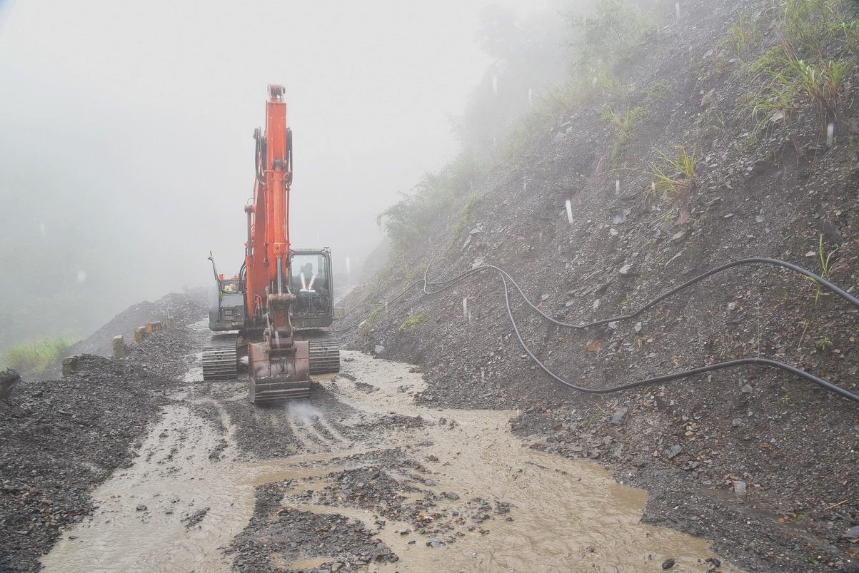 相關圖片3-林縣長會勘投85線指示延長都達明隧道改善坍方影響交通