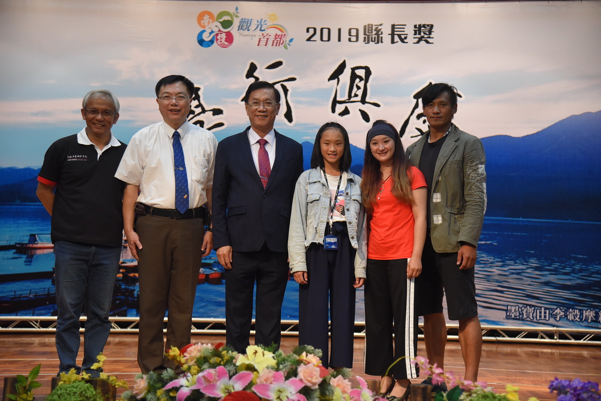 相關圖片2-林縣長頒獎表揚全縣各級學校共466名縣長獎畢業生