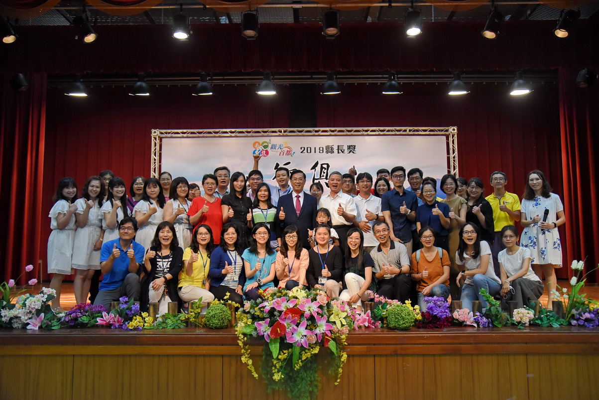 相關圖片3-林縣長頒獎表揚全縣各級學校共466名縣長獎畢業生