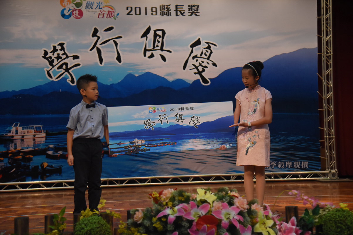 相關圖片4-林縣長頒獎表揚全縣各級學校共466名縣長獎畢業生