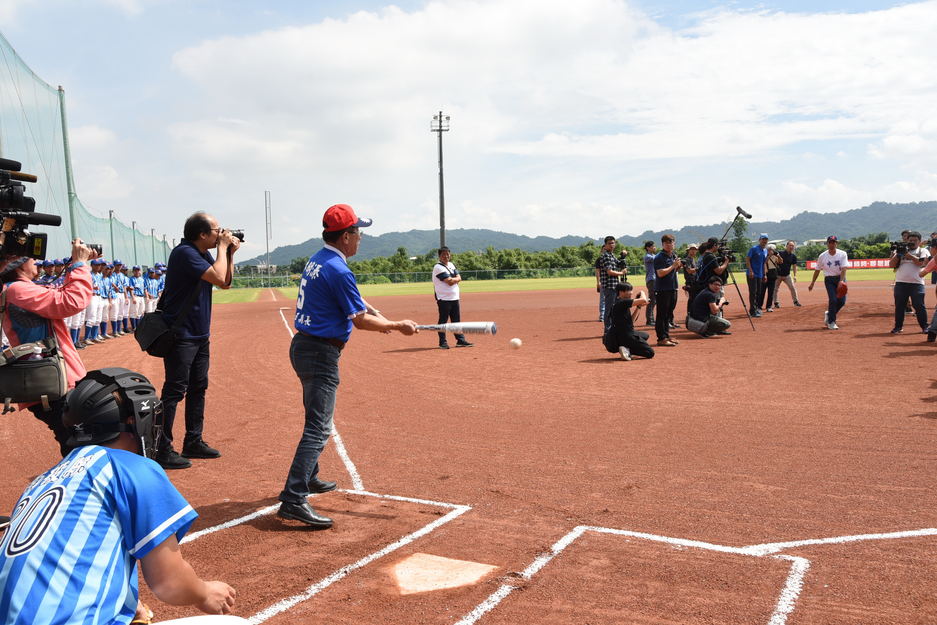 圖片-郭台銘夫婦訪縣立棒球場   球員感謝郭董蓋球場