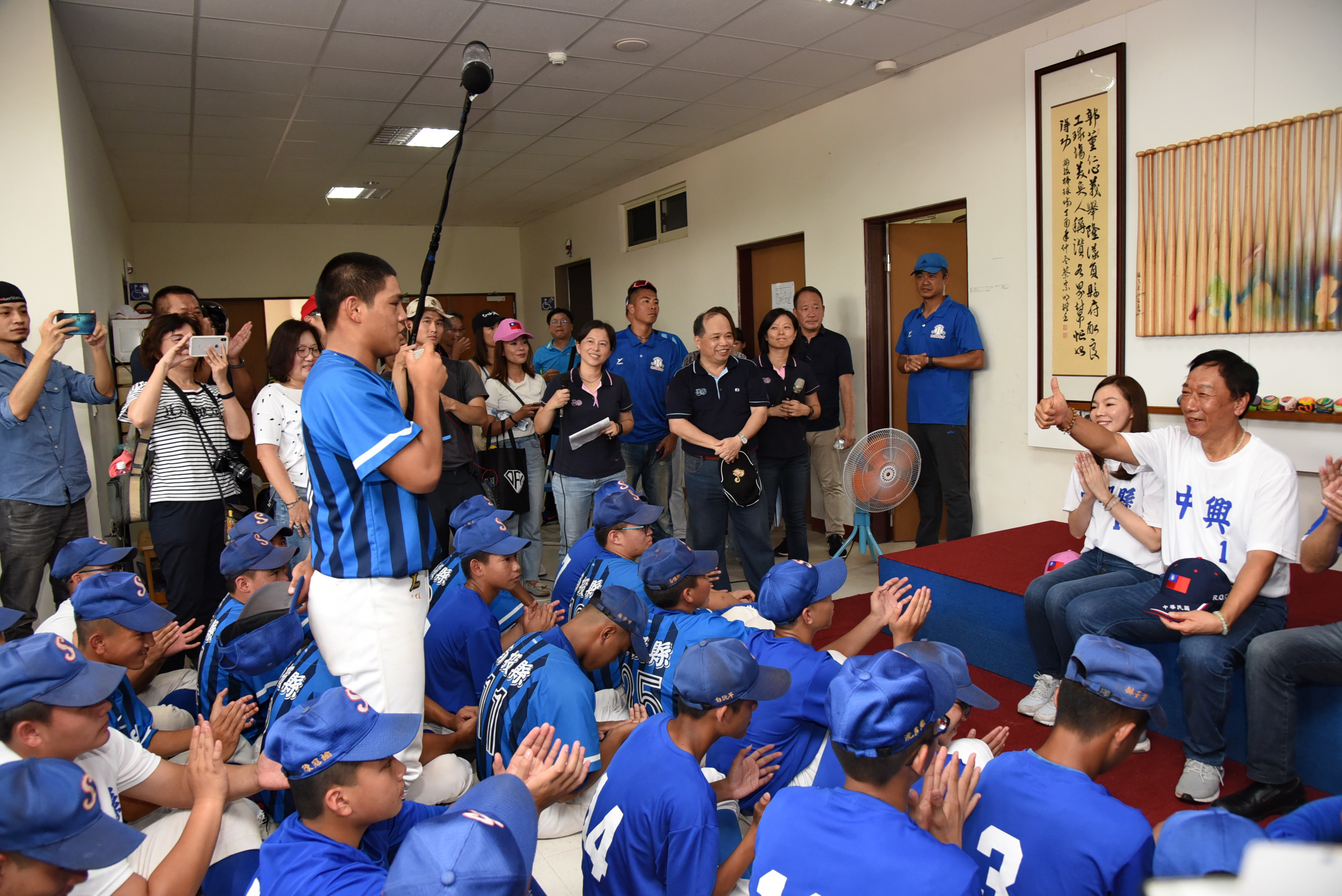 相關圖片2-郭台銘夫婦訪縣立棒球場   球員感謝郭董蓋球場