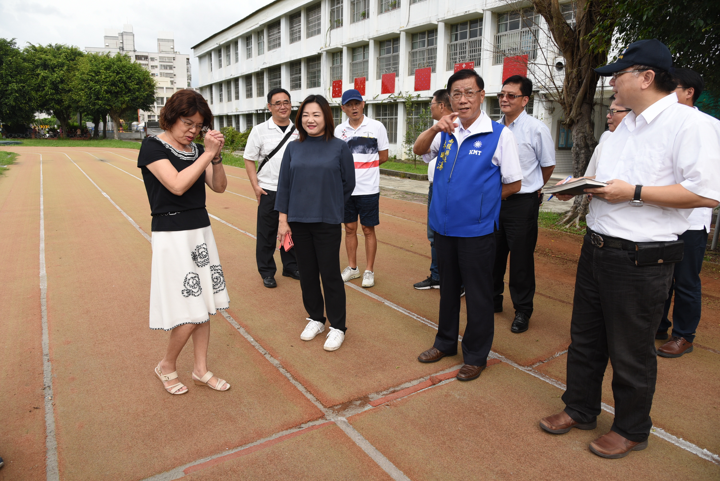 圖片-林明溱偕同立委訪校園  敦和等學校跑道將改善