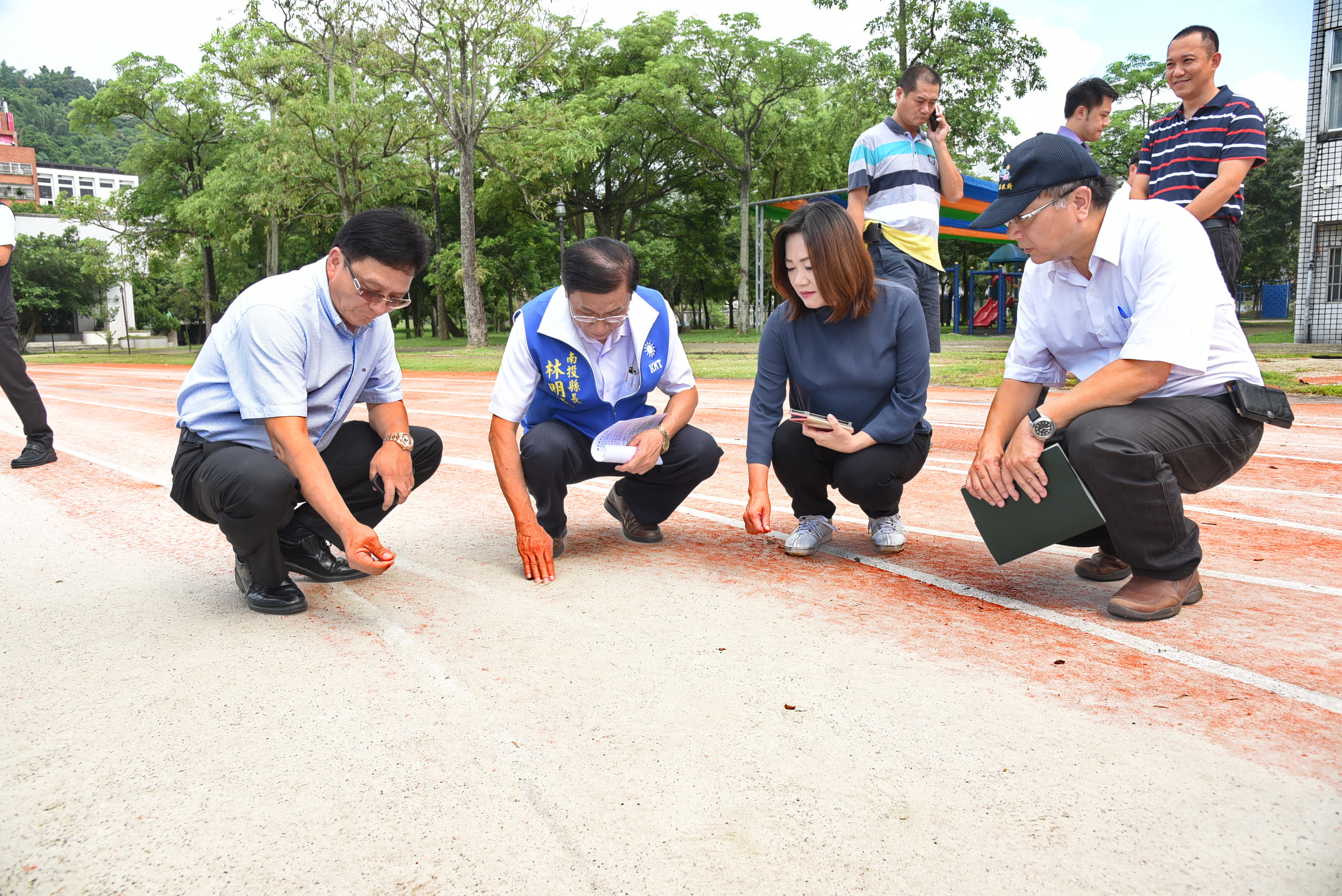 相關圖片1-林明溱偕同立委訪校園  敦和等學校跑道將改善