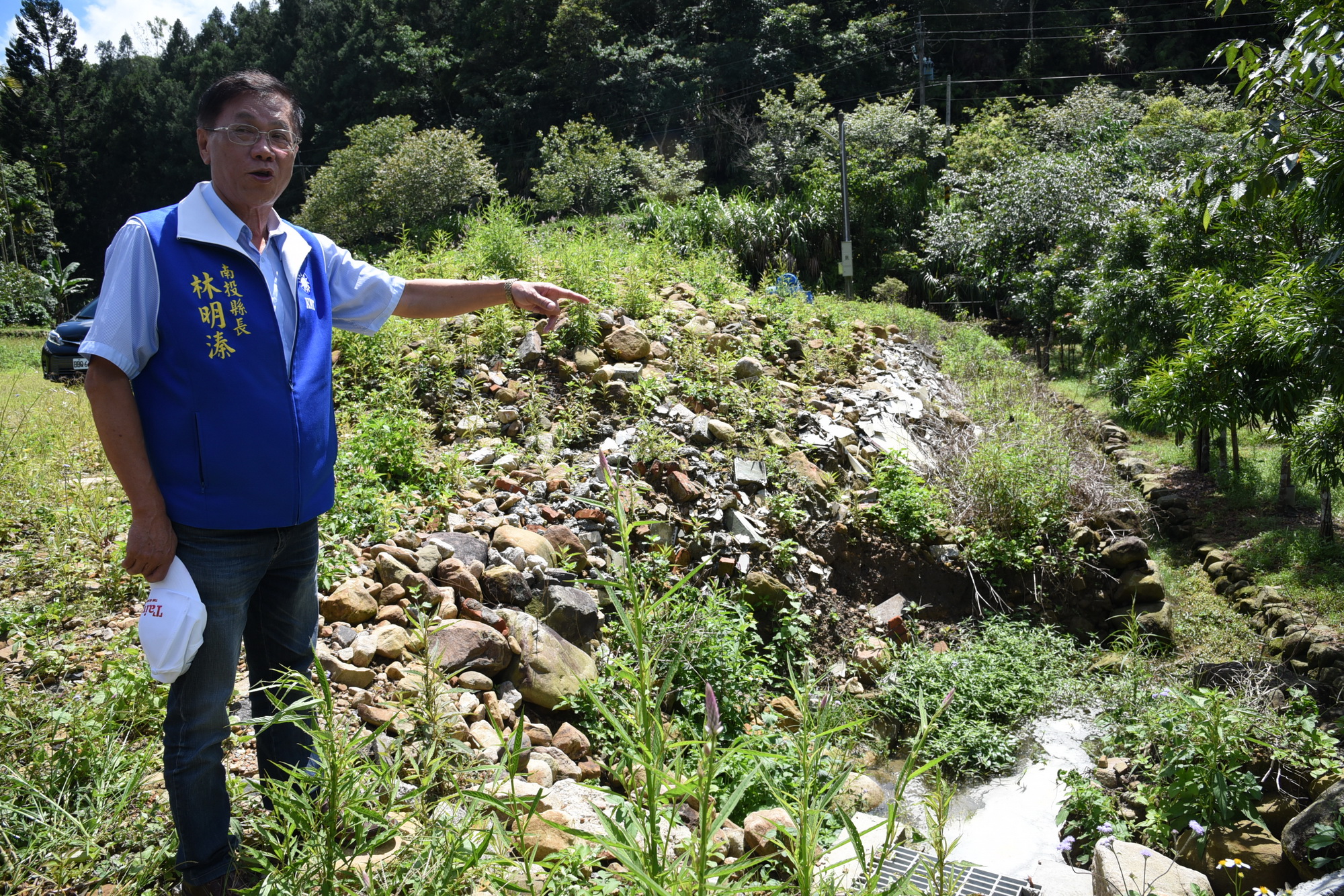 圖片-郡坑國小側門農路整修  縣長會勘後同意改善