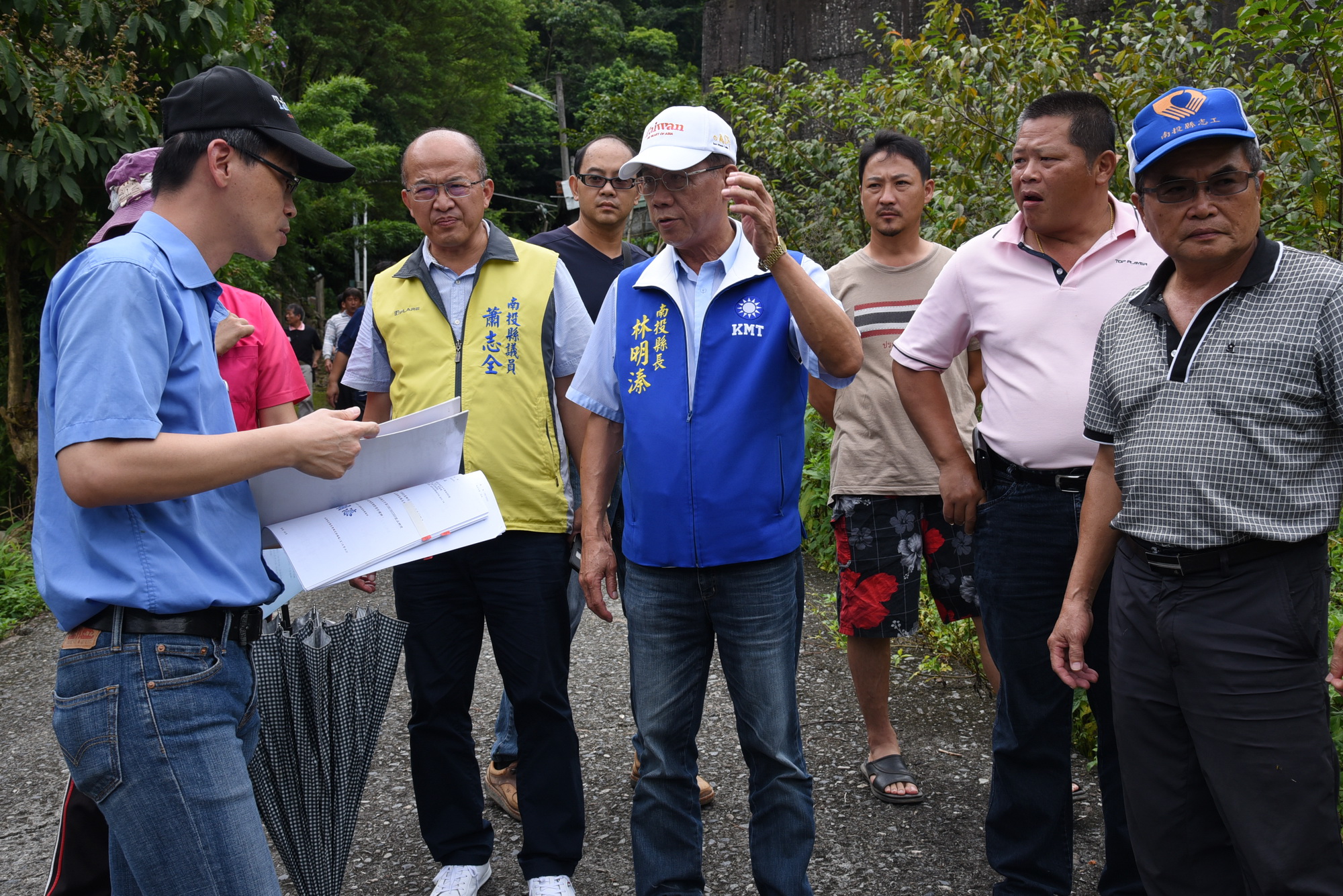 相關圖片1-郡坑國小側門農路整修  縣長會勘後同意改善