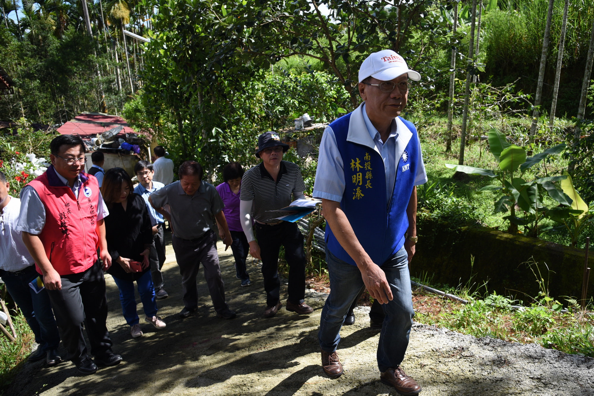 相關圖片2-郡坑國小側門農路整修  縣長會勘後同意改善