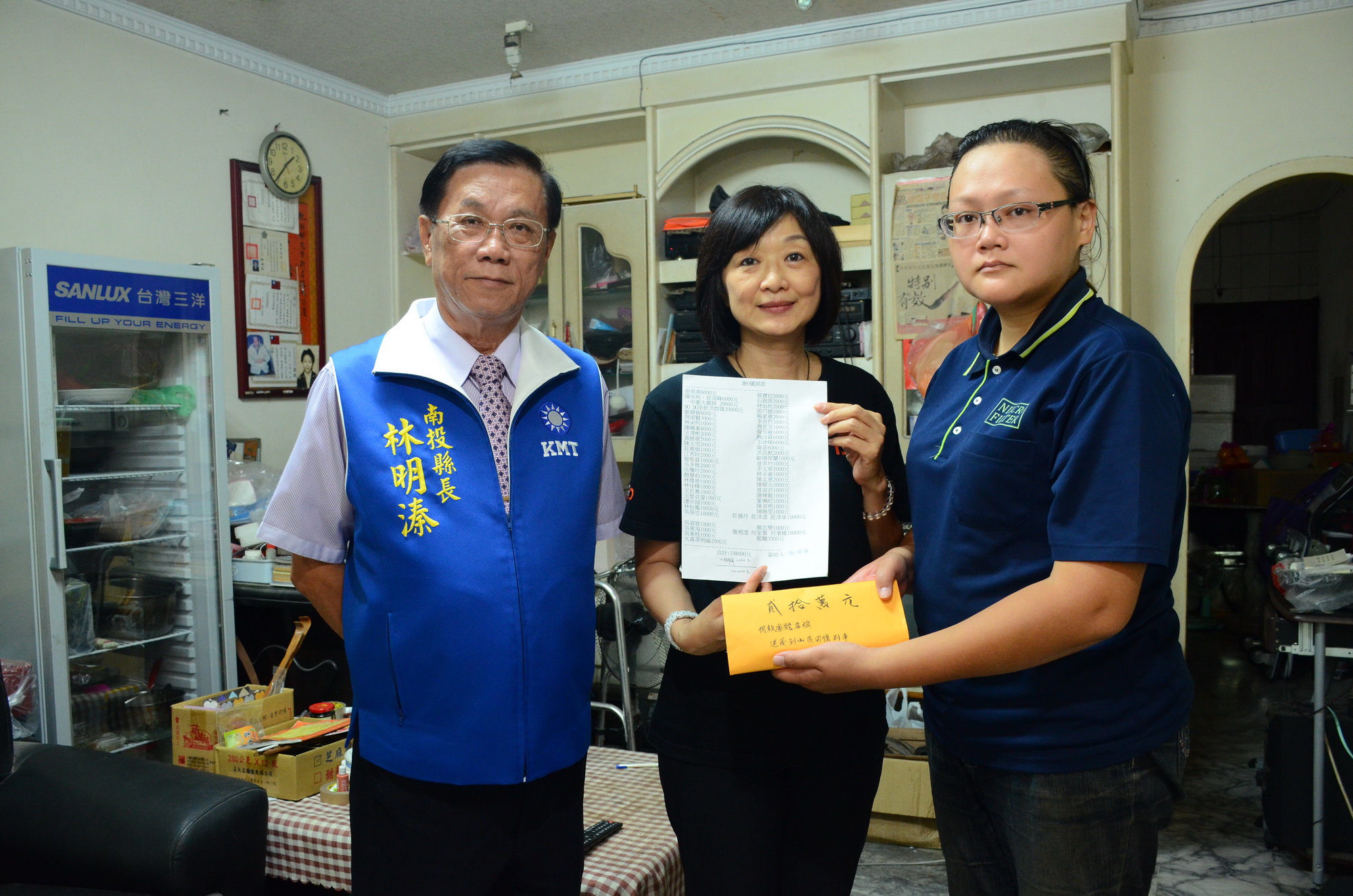 相關圖片1-孝女家貧無力喪葬 林縣長與慈善團體致贈慰助金及善款