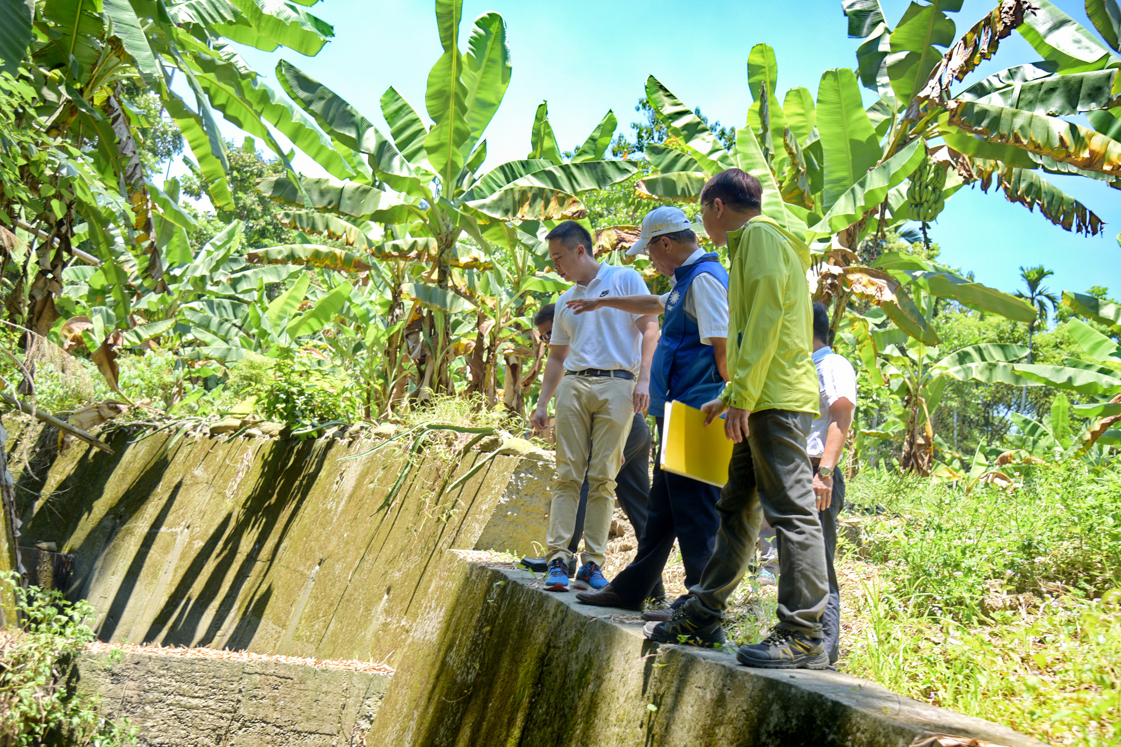 相關圖片2-名間鄉道路失修　林縣長會勘改善