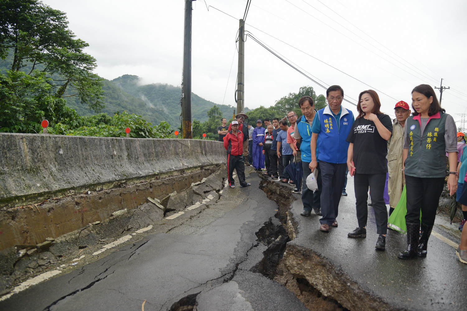 圖片-國姓長豐村道路崩塌　林縣長與立委會勘改善