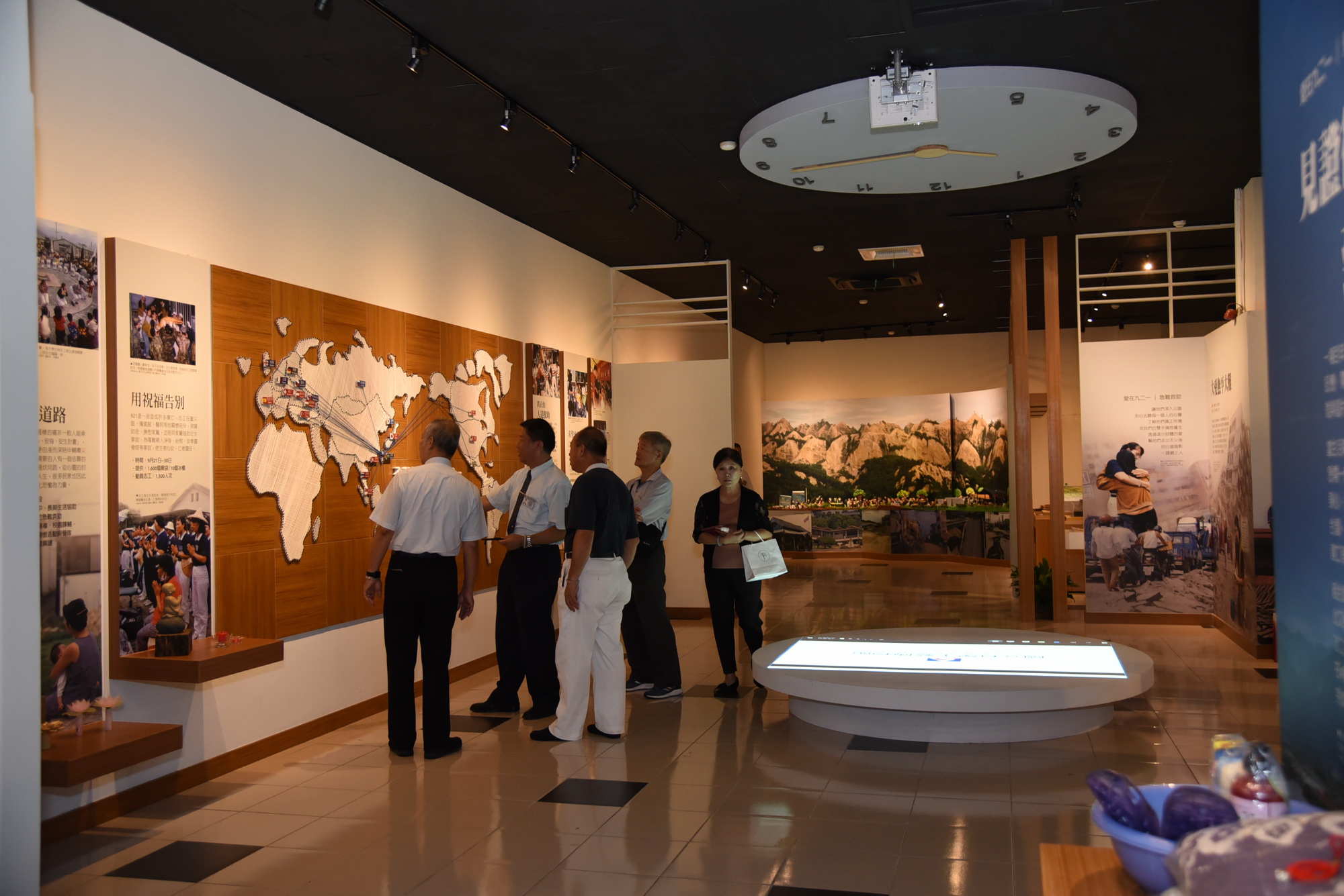 相關圖片2-林縣長出席慈濟南投願力館啟用儀式