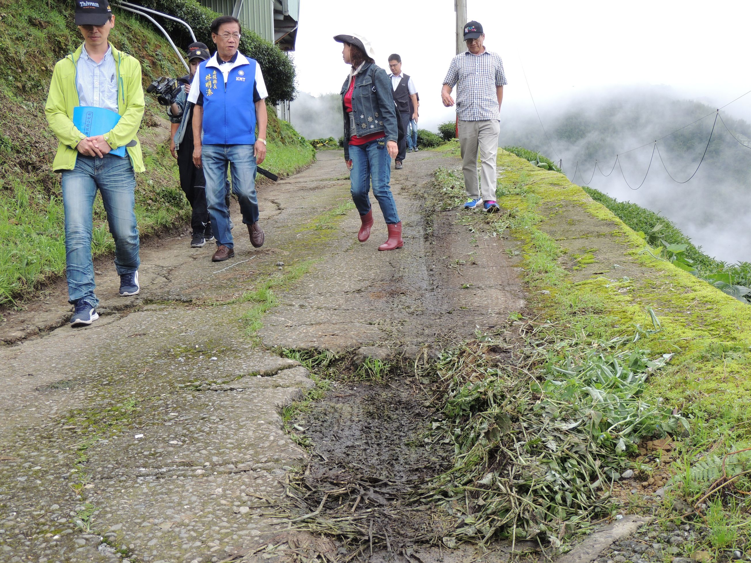 相關圖片1-竹山農路不便民瘼 林縣長、許立委會勘有解