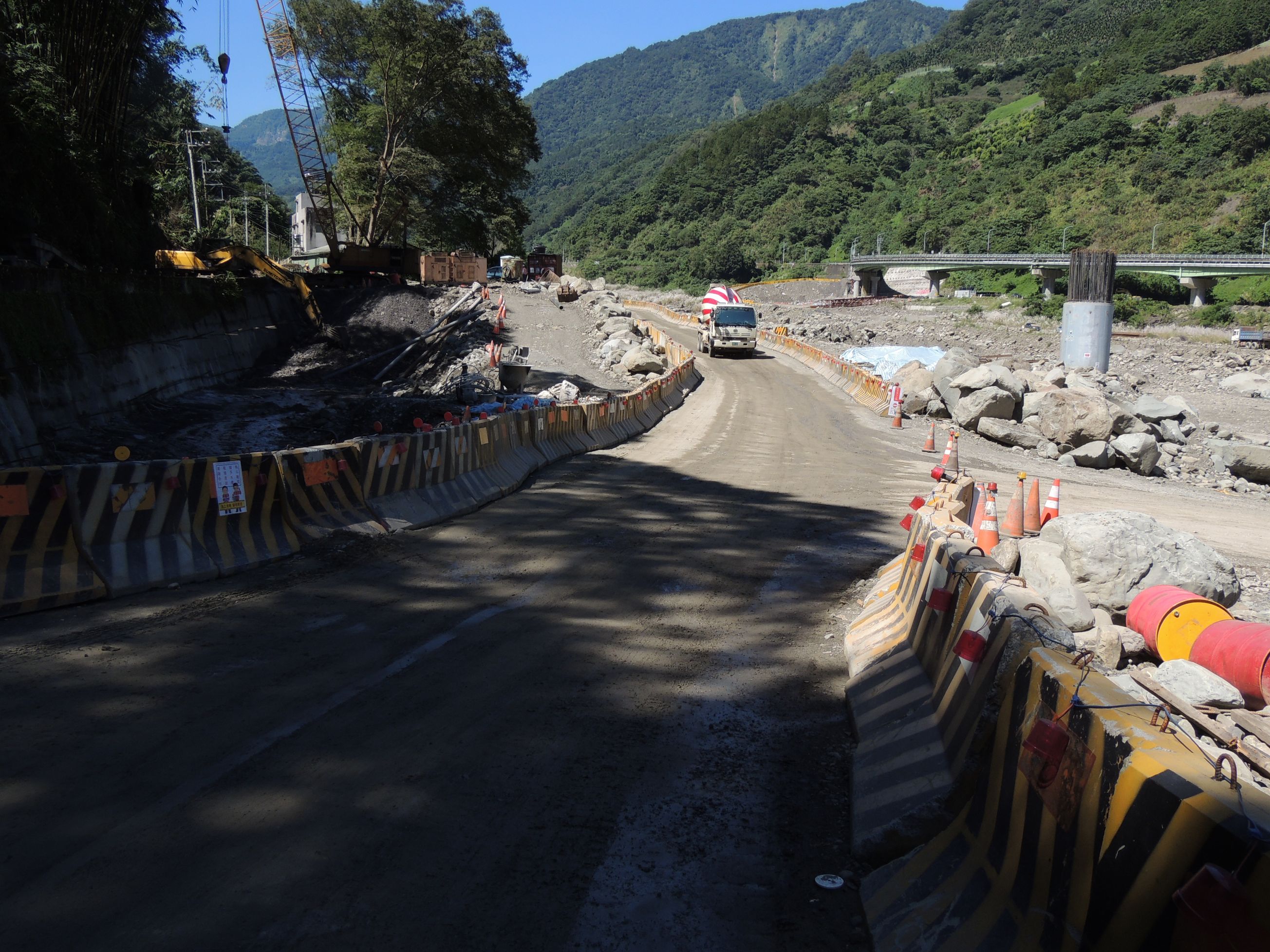 相關圖片1-改建隆華橋溪底便道危險 縣長會勘敲定改善