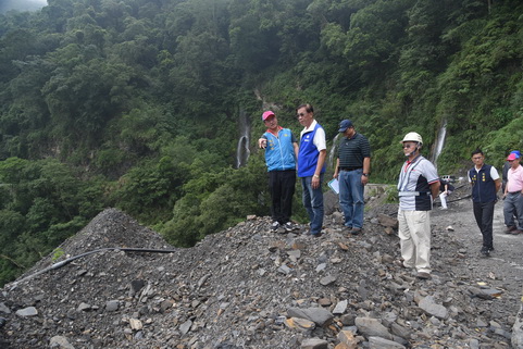 相關圖片1-林縣長會勘投89線46K+300道路災修工程進度
