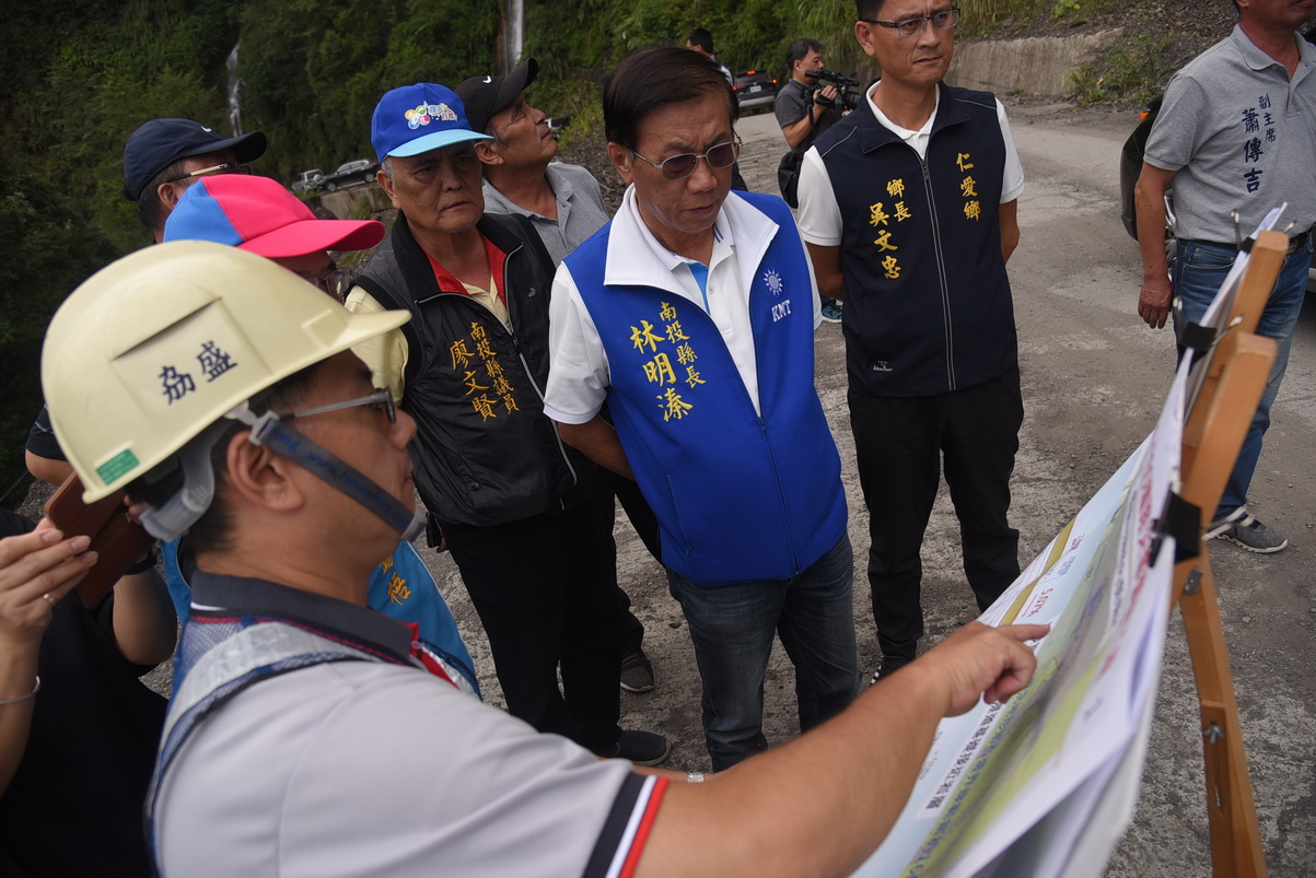 相關圖片2-林縣長會勘投89線46K+300道路災修工程進度