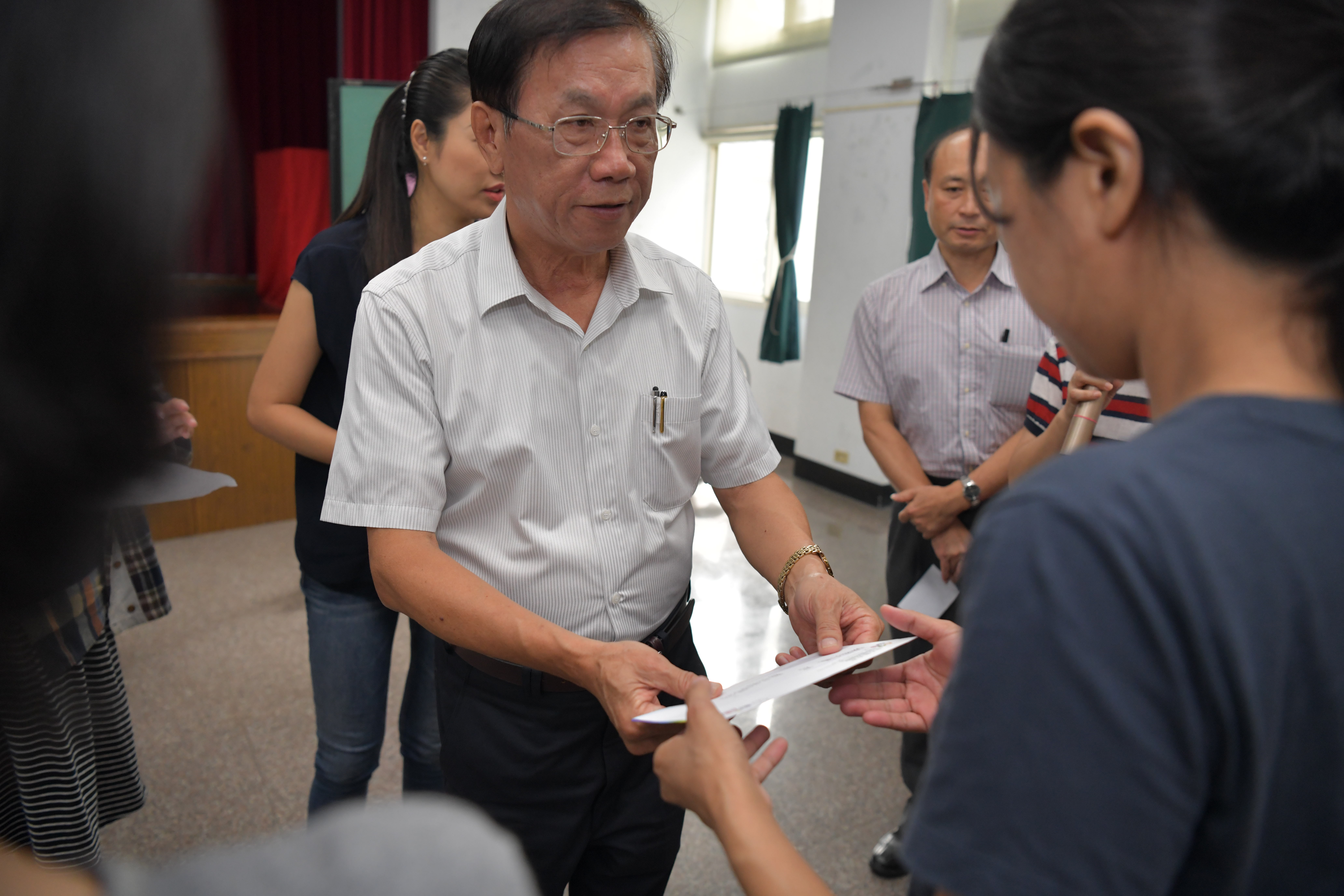 相關圖片1-名間鄉仁和村土石流受災戶 林縣長致贈慰問金