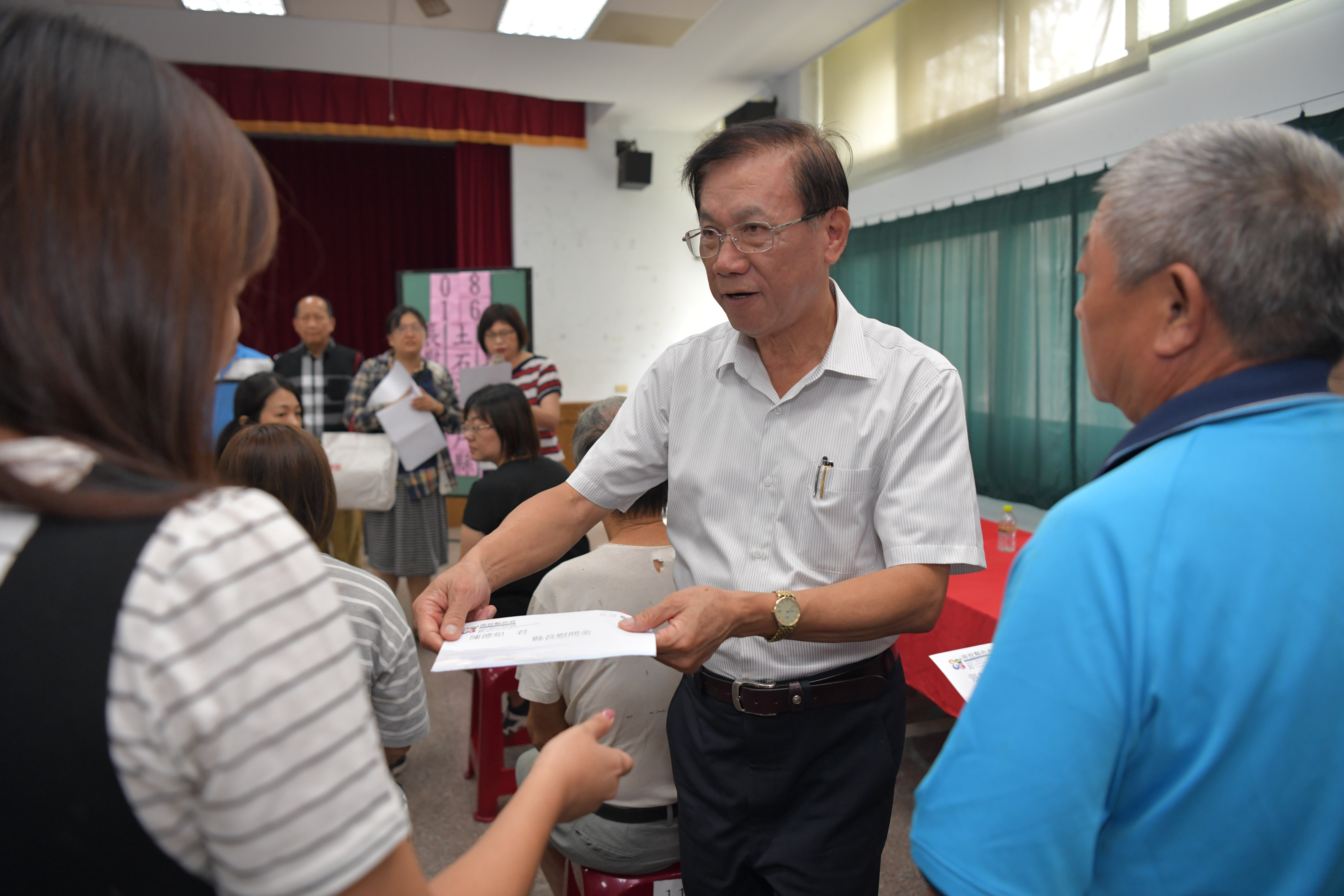 相關圖片4-名間鄉仁和村土石流受災戶 林縣長致贈慰問金