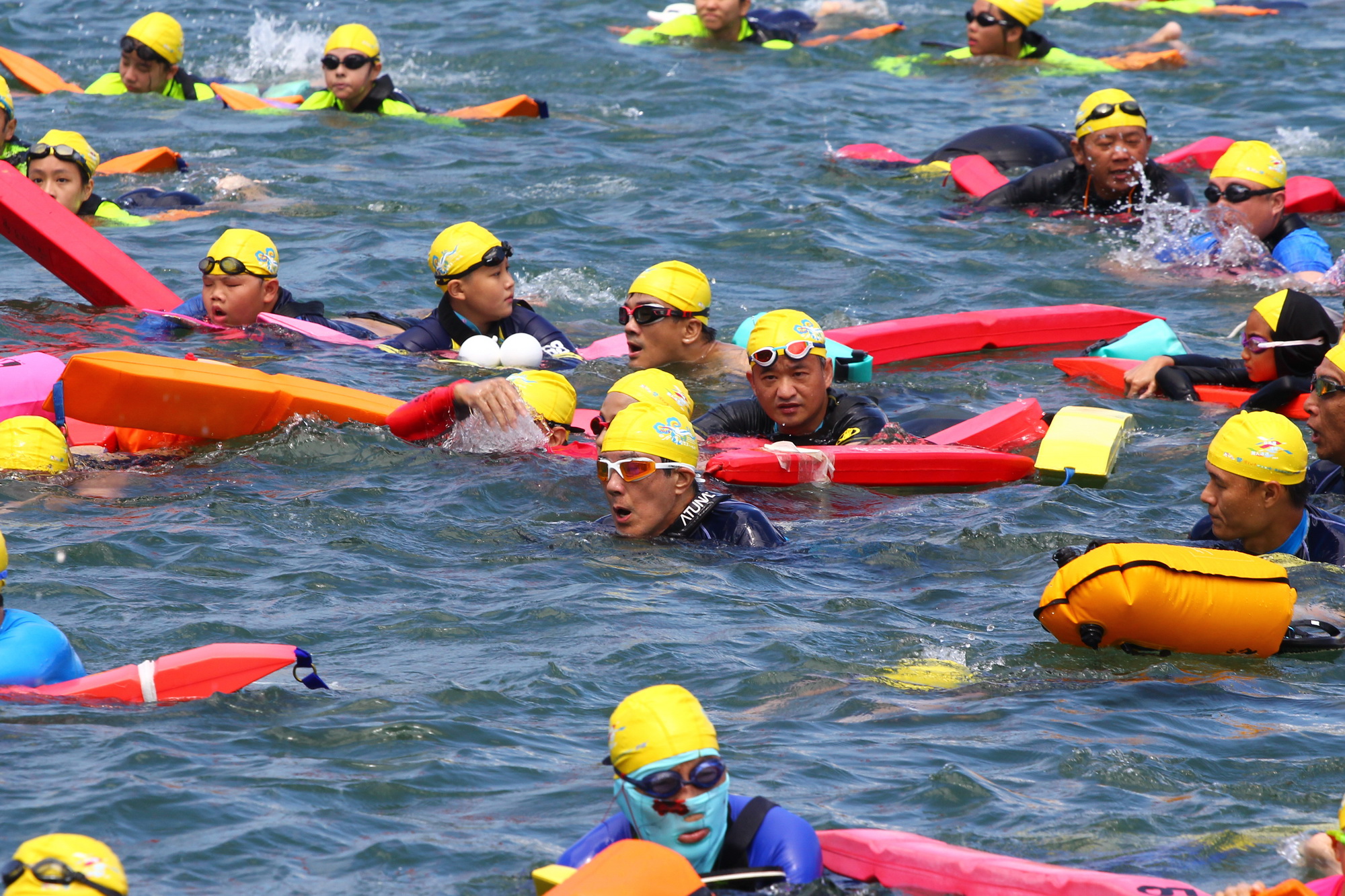 相關圖片1-第卅七屆日月潭萬人泳渡人潮擠暴商機現