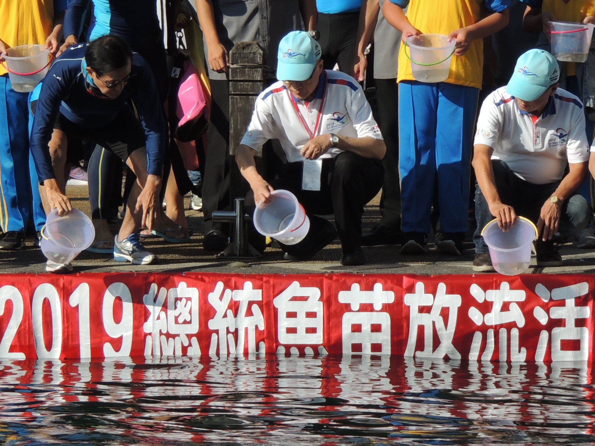 相關圖片2-第卅七屆日月潭萬人泳渡人潮擠暴商機現