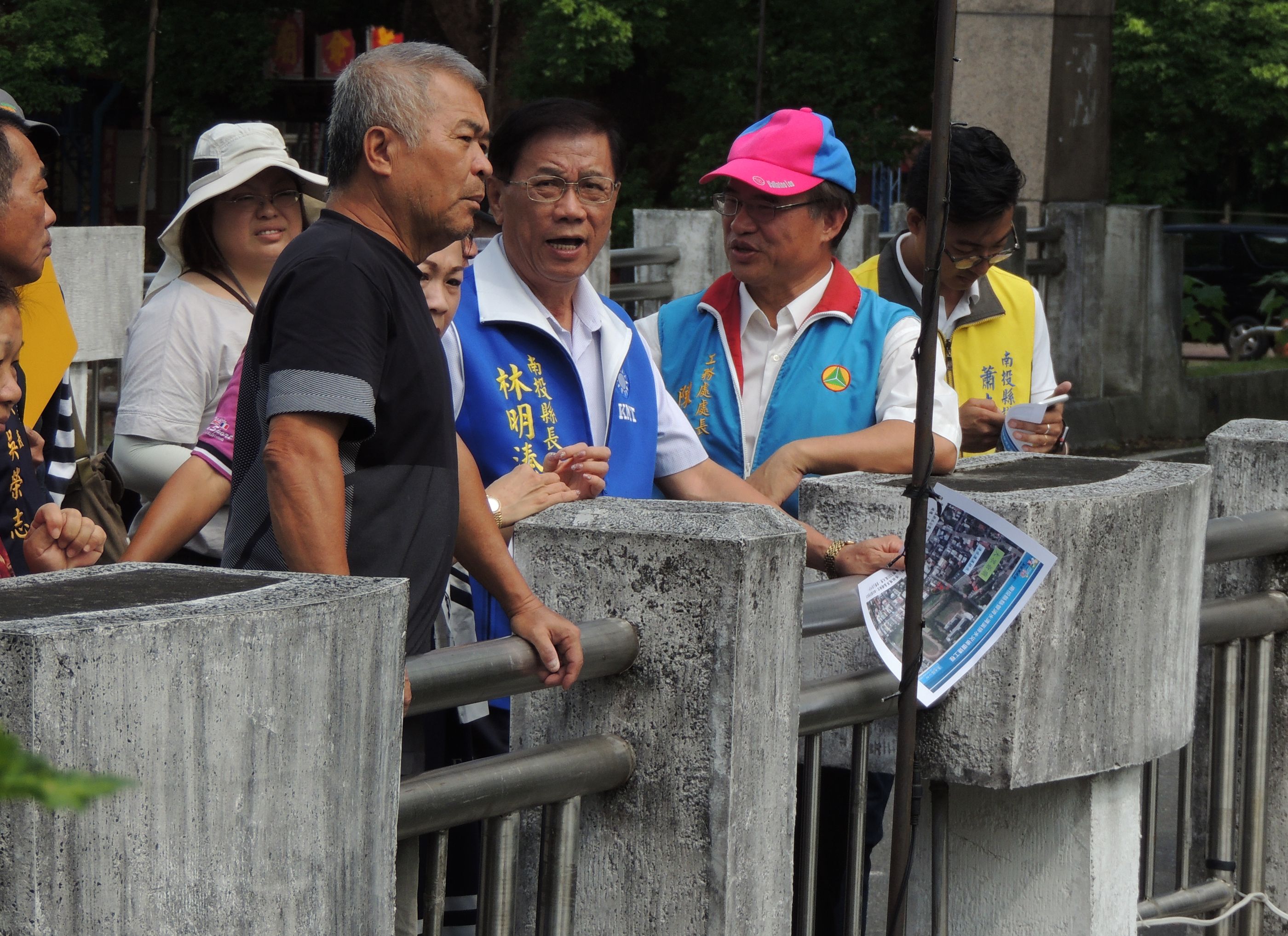 相關圖片1-集集公園橋護岸淘空危及民宅 縣長會勘敲定延長加固