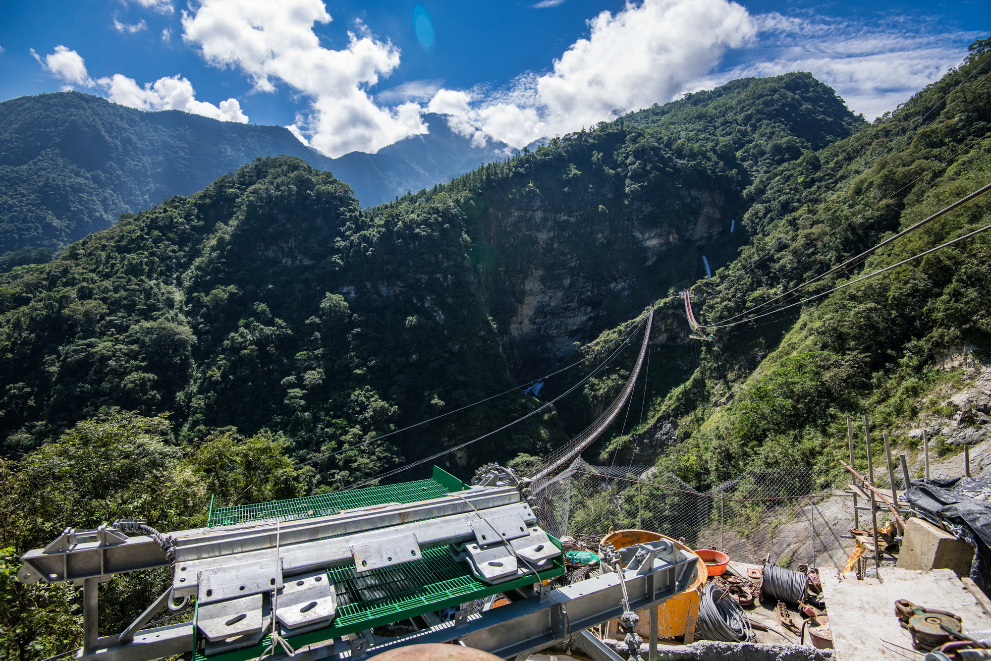 相關圖片1-信義雙龍吊橋加緊施工　預計年底完成