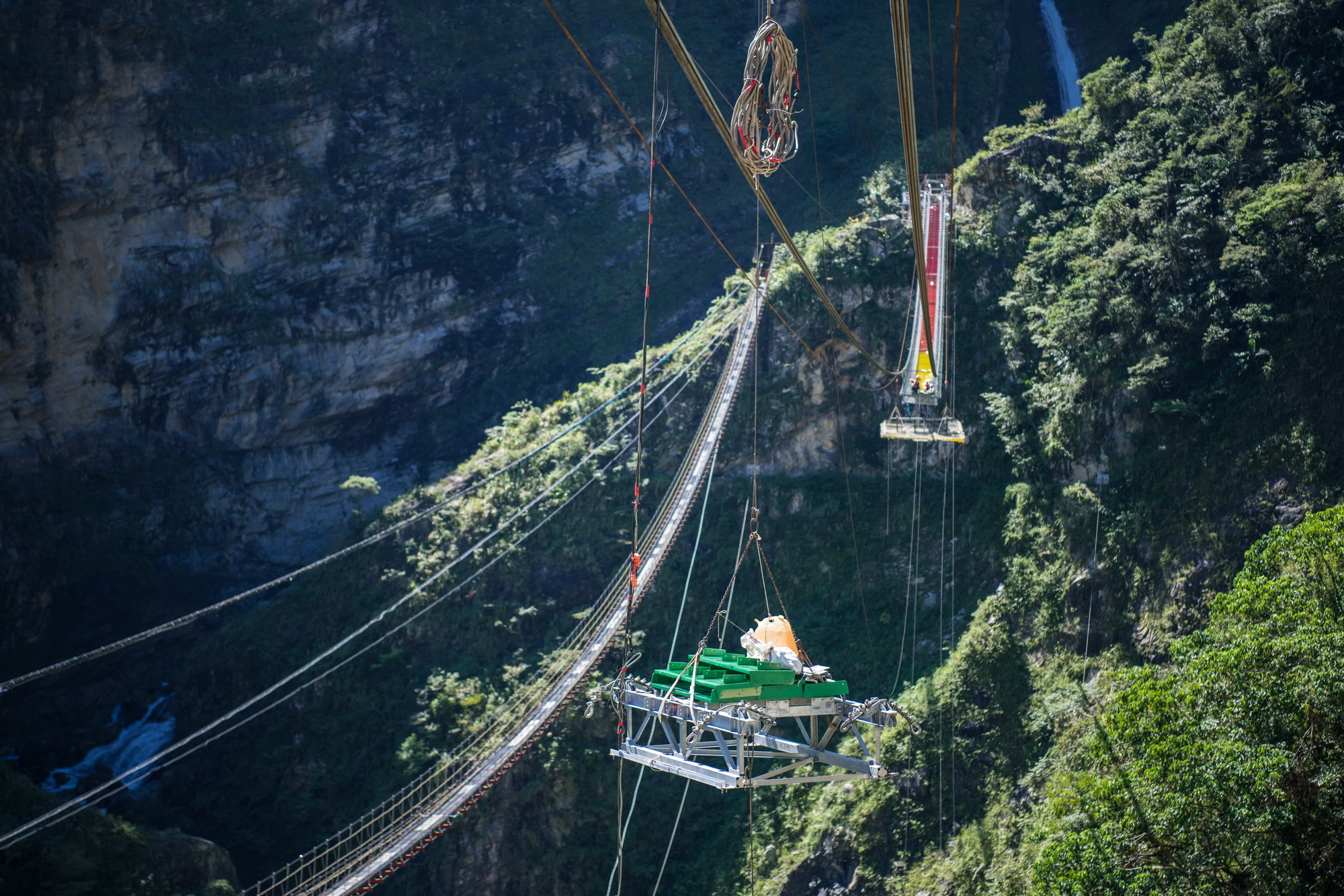 相關圖片2-信義雙龍吊橋加緊施工　預計年底完成