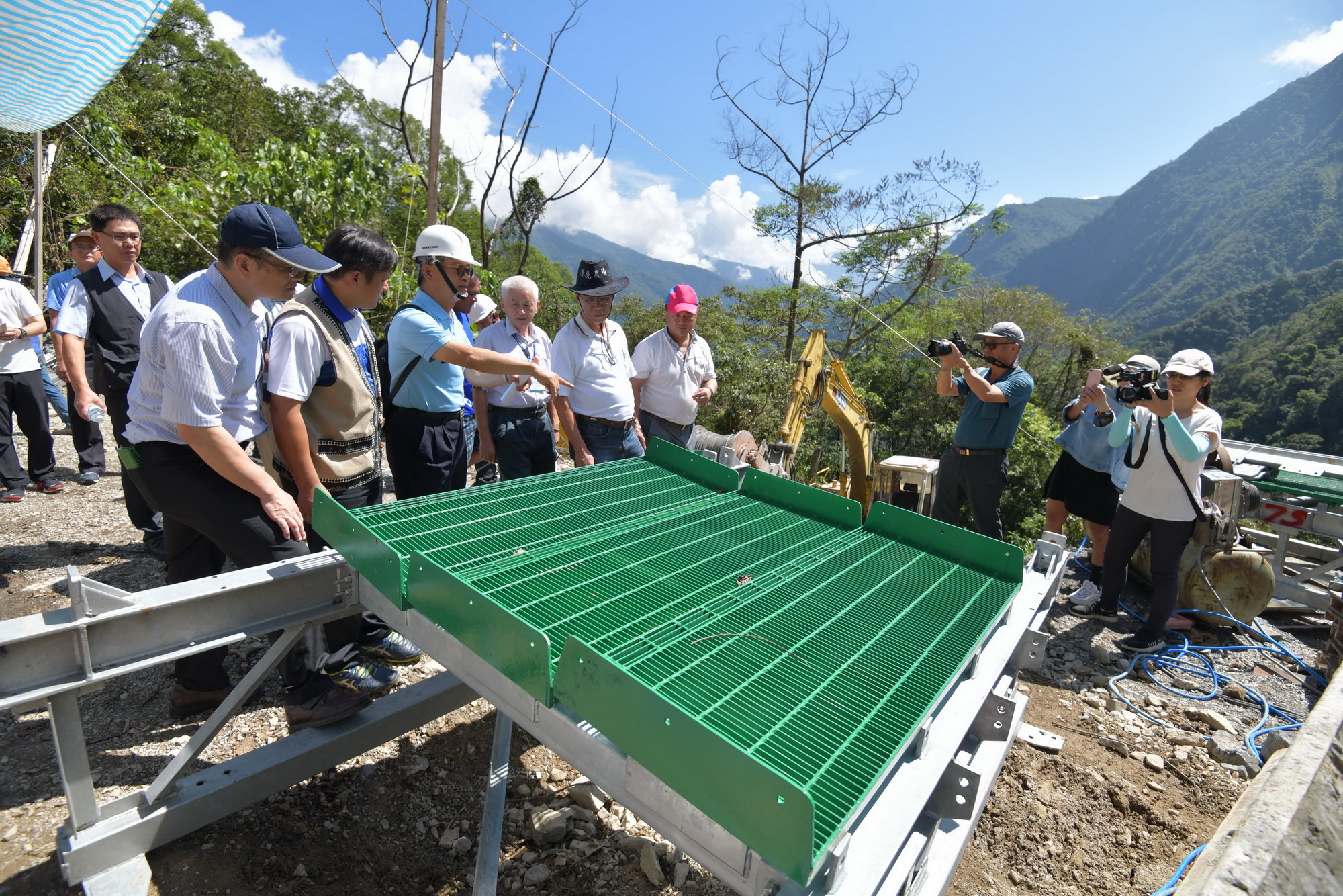 相關圖片4-信義雙龍吊橋加緊施工　預計年底完成